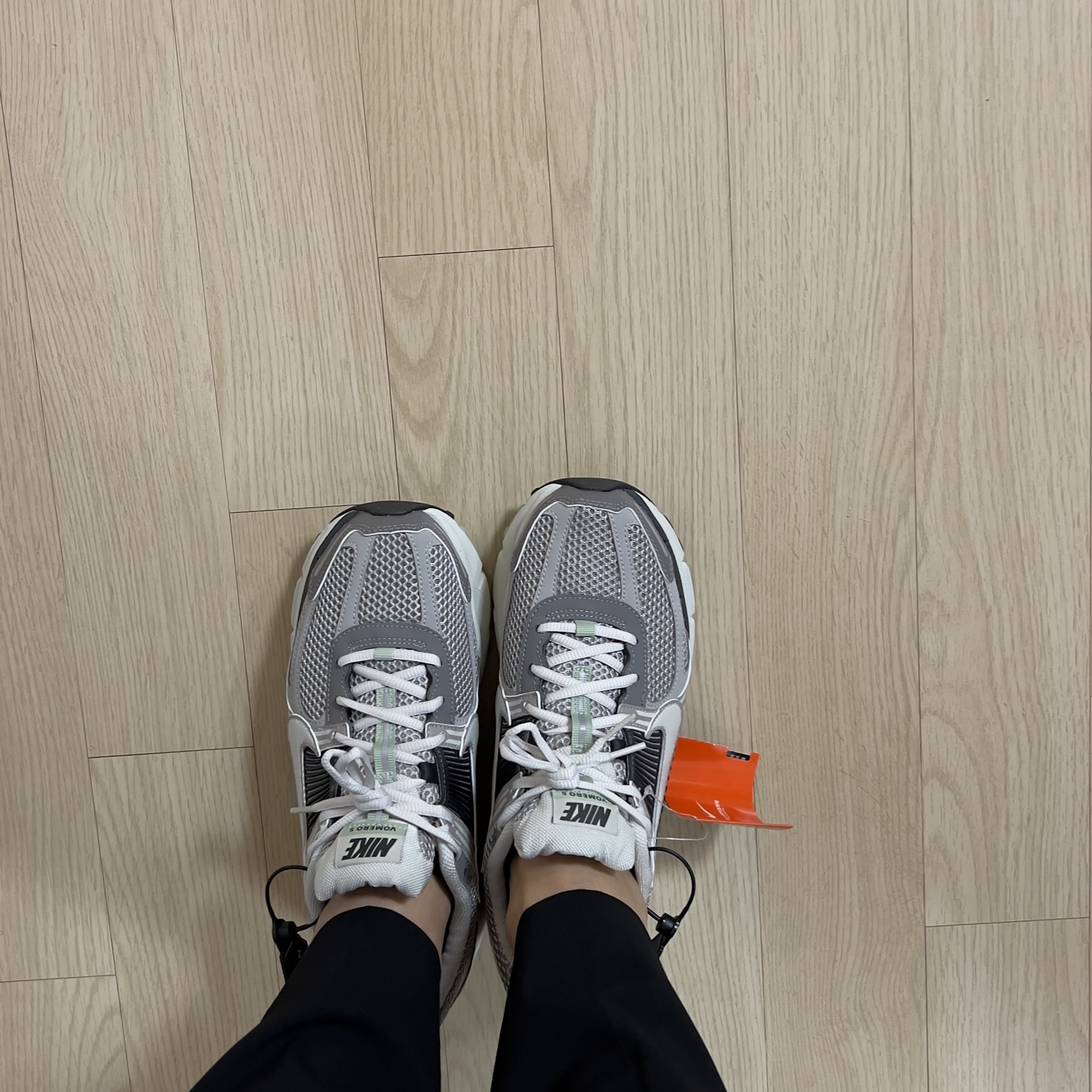 (W) Nike Zoom Vomero 5 Cobblestone and Flat Pewter 착용 스타일 - 1