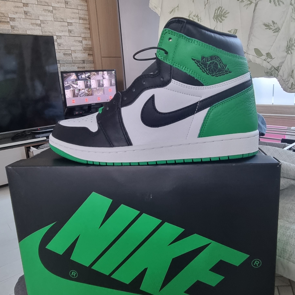 Jordan 1 Retro High OG Black and Lucky Green 착용 스타일