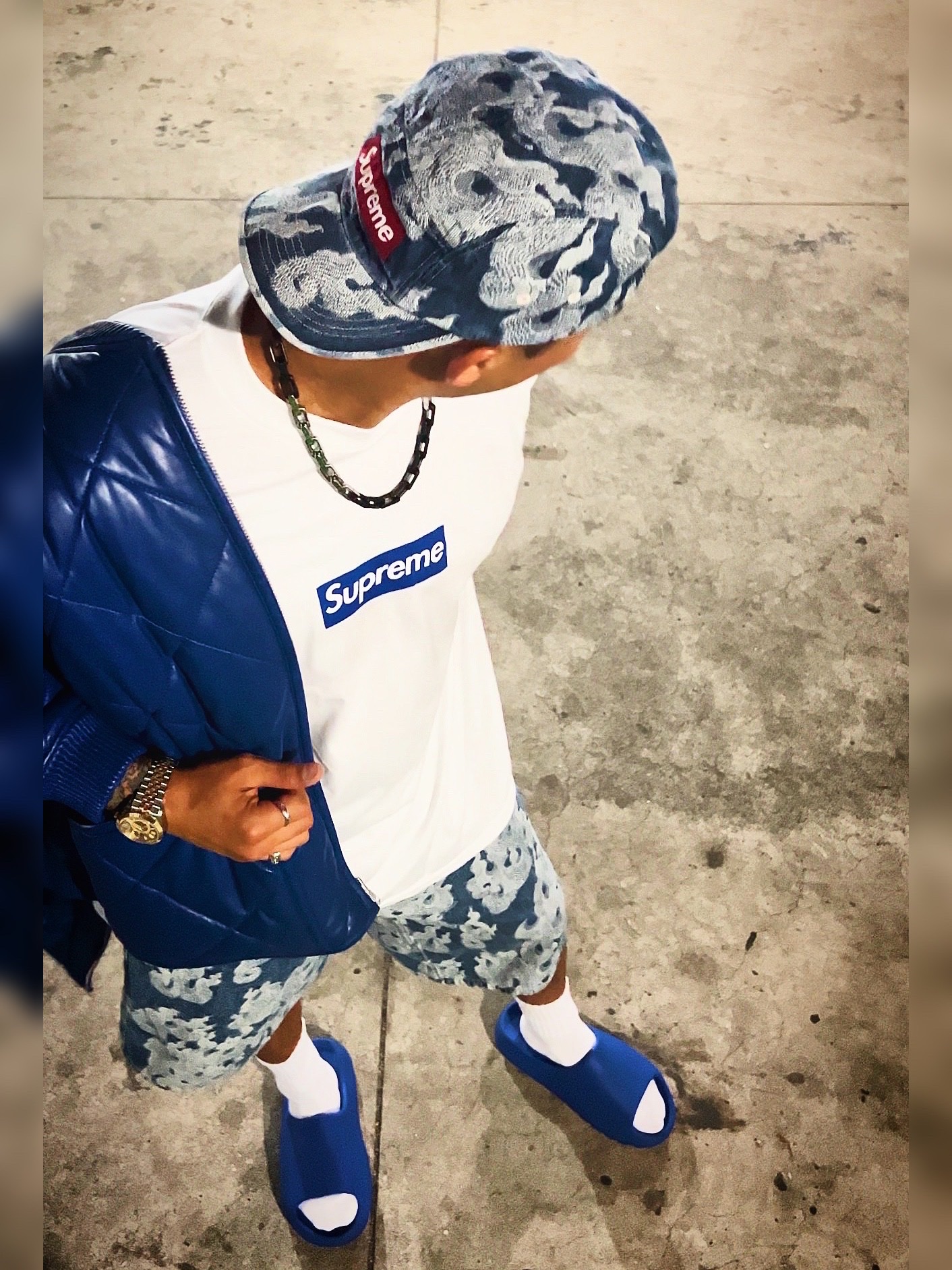 Supreme Flames Jacquard Denim Camp Cap Washed Indigo - 23SS, Supreme Flames Jacquard Baggy Denim Shorts Washed Indigo - 23SS 착용 스타일 - 1