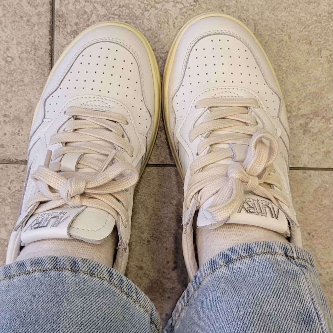 (W) Autry Medalist Low Leather Sneakers White 착용 스타일 - 1