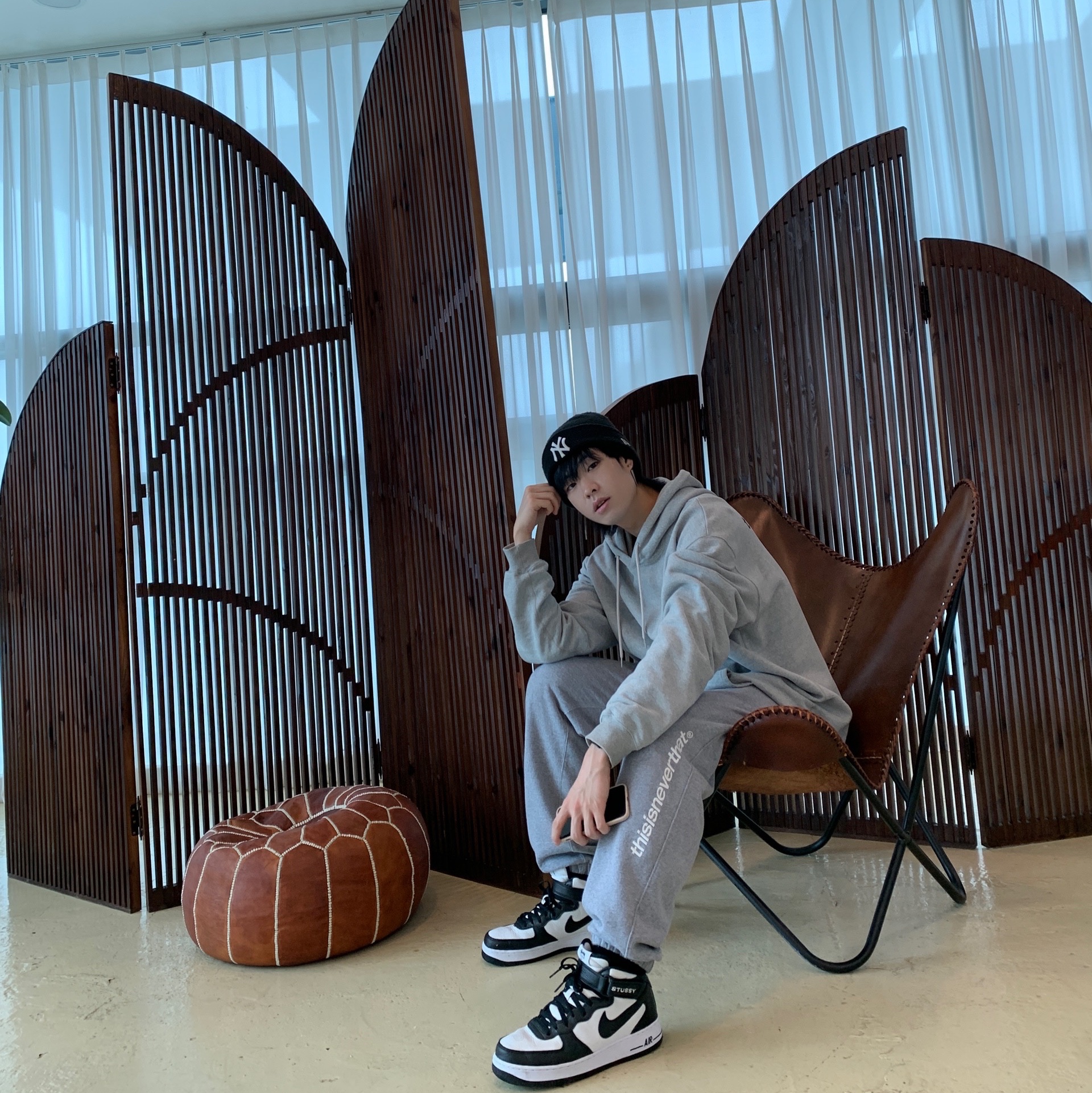 Nike x Stussy Air Force 1 '07 Mid SP Black and Light Bone, Thisisneverthat SP-Logo Sweatpants Heather Grey 착용 스타일