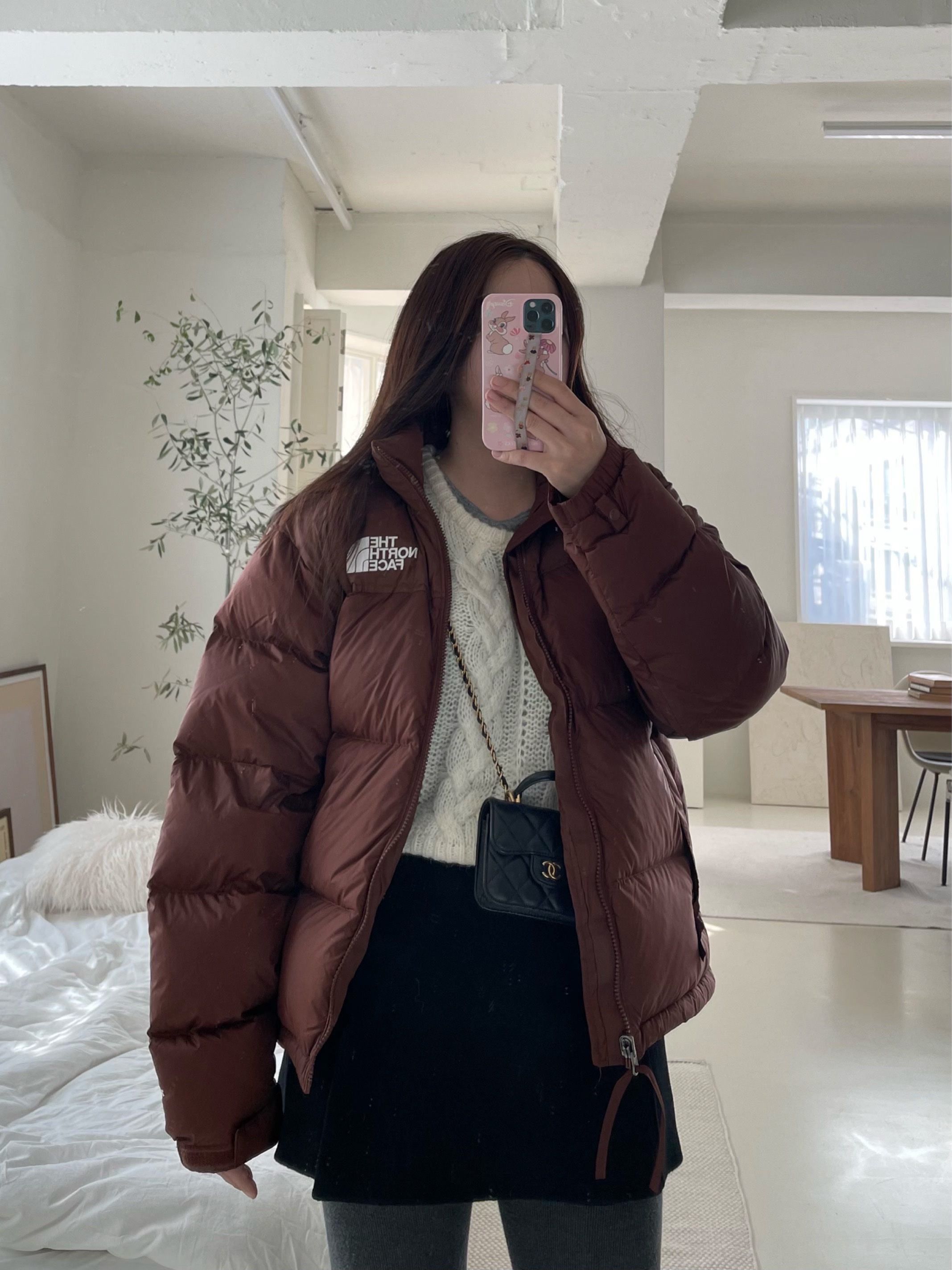 The North Face 1996 Retro Nuptse Jacket Dark Oak 착용 스타일