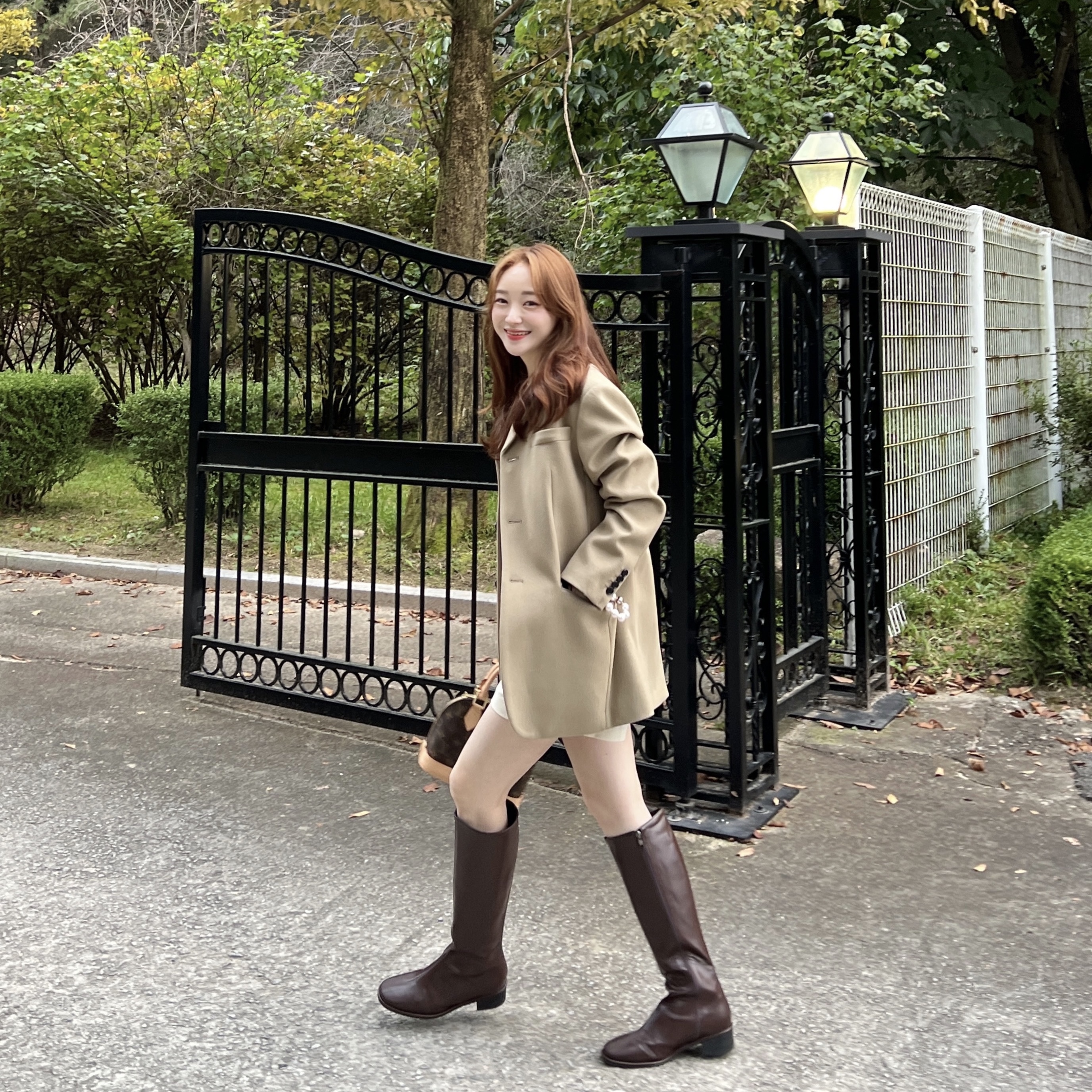 Louis Vuitton Alma BB Monogram 착용 스타일 - 3