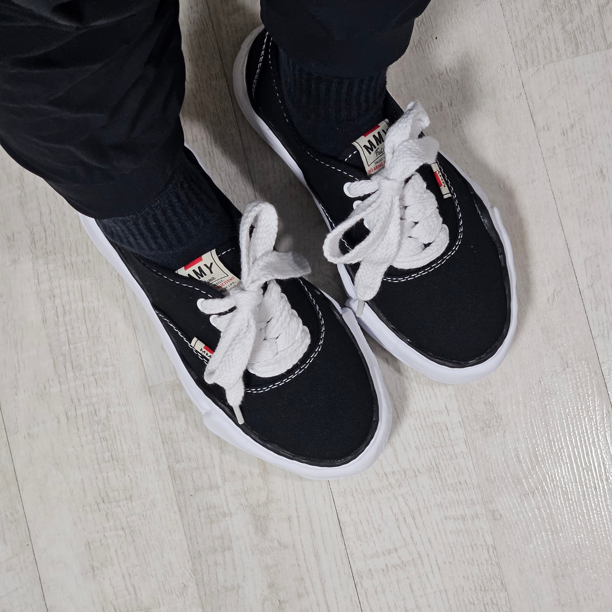 Maison Mihara Yasuhiro Baker OG Sole Canvas Low Cut Sneakers Black 착용 스타일 - 1