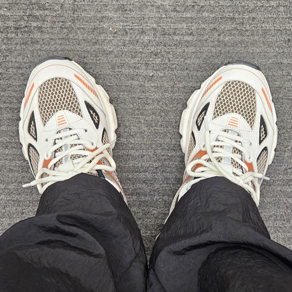 Axel Arigato Marathon Runner White Black Orange 착용 스타일