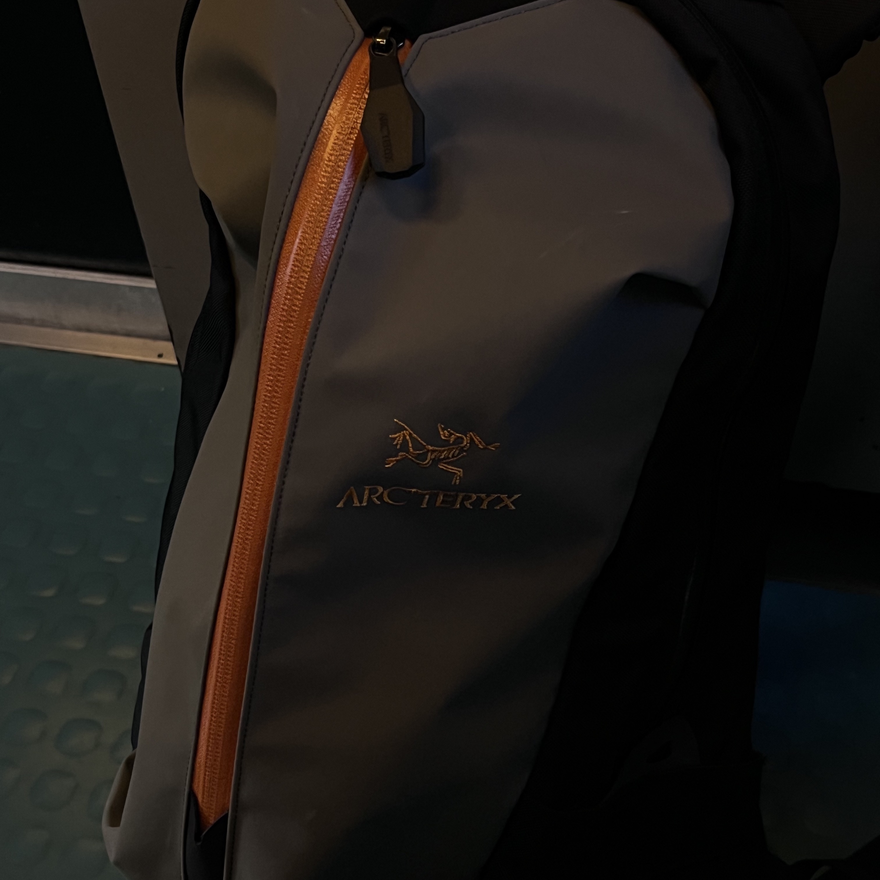 Arc'teryx x Beams Arro 22 Rebird TM Backpack Orange, Crocs x Mastermind Classic Clog Black 착용 스타일 - 3