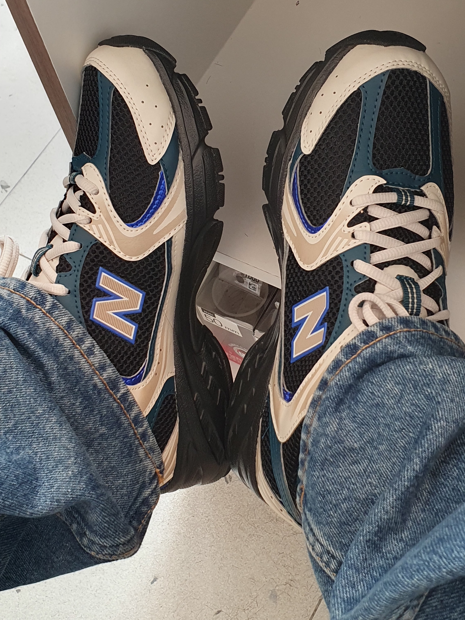 New Balance 530 Cream Black 착용 스타일