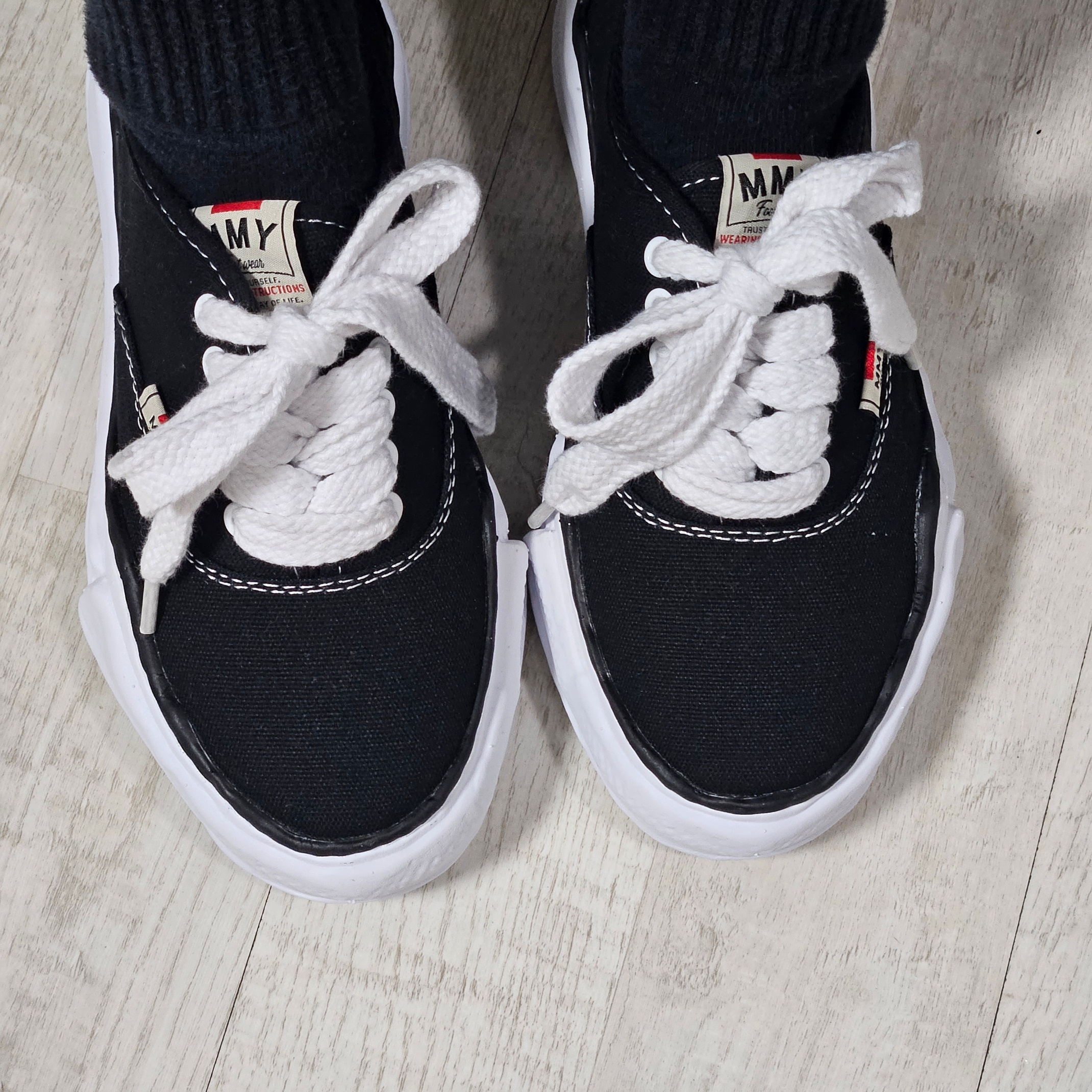 Maison Mihara Yasuhiro Baker OG Sole Canvas Low Cut Sneakers Black 착용 스타일 - 2