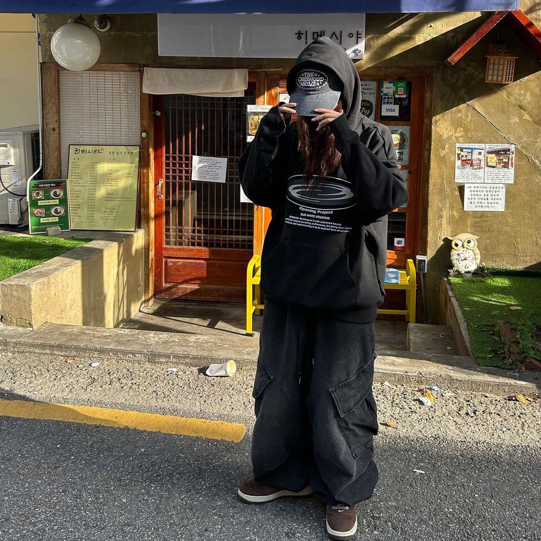 Opening Project Oval Logo Hoodie Black, Opening Project Oval Logo Hoodie Charcoal 착용 스타일 - 1