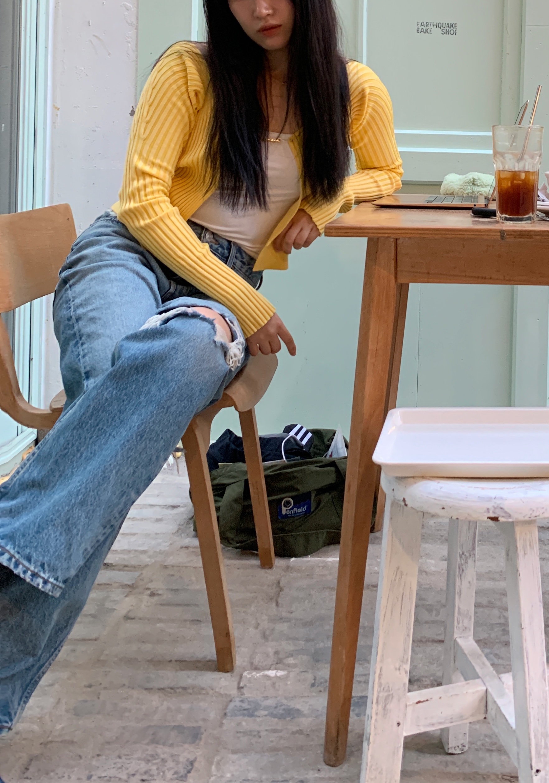 (W) Jacquemus La Maille Pralu Micro Charm Logo Cardigan Light Yellow, New Balance 574 Legacy Navy 착용 스타일 - 2