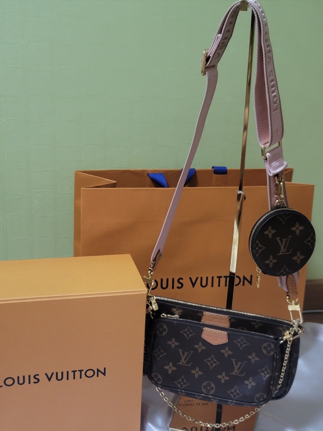 Louis Vuitton Multi Pochette Accessoires Monogram Light Pink 착용 스타일