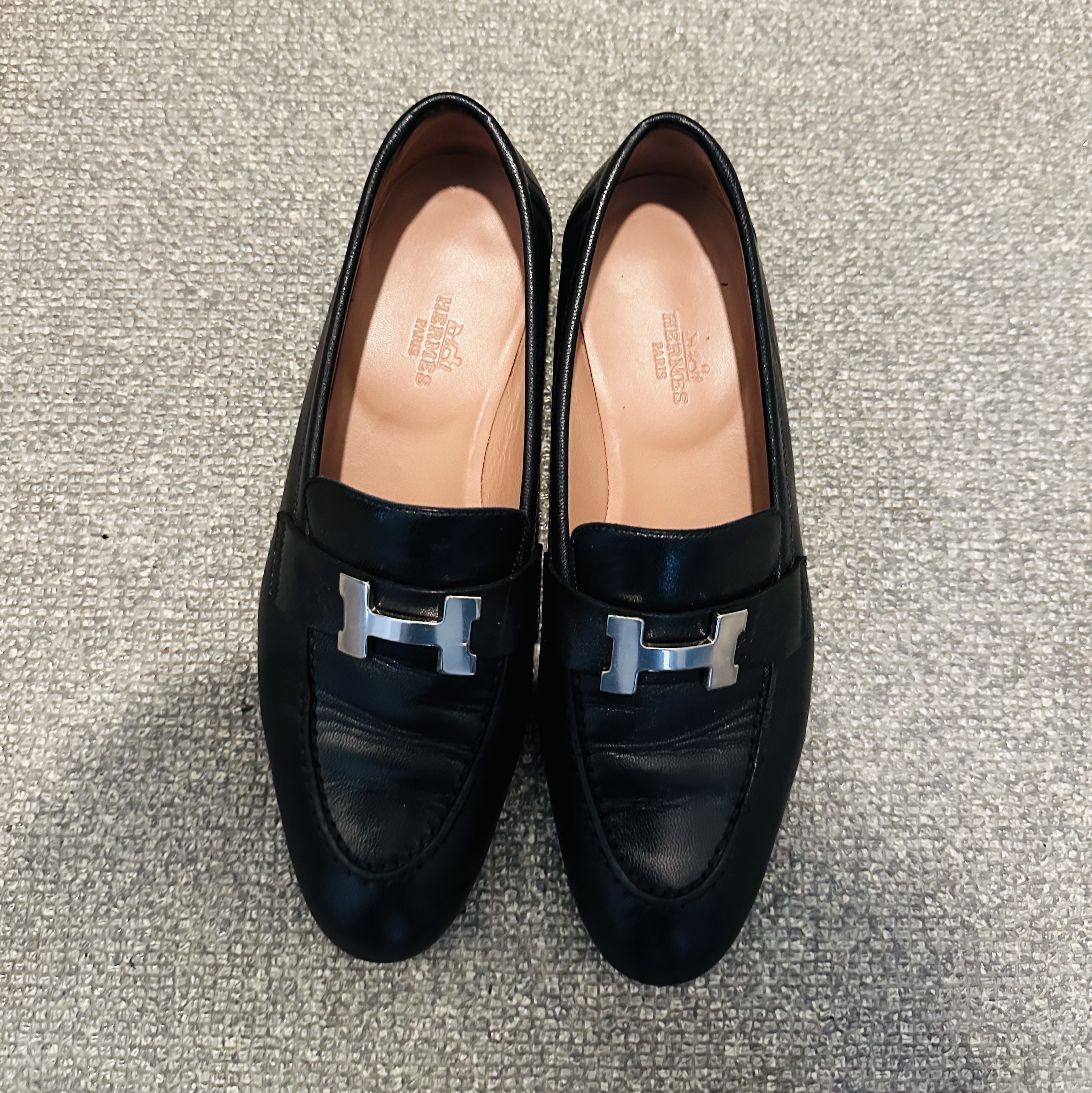 (W) Hermes Paris Loafers Goatskin & Palladium Noir 착용 스타일