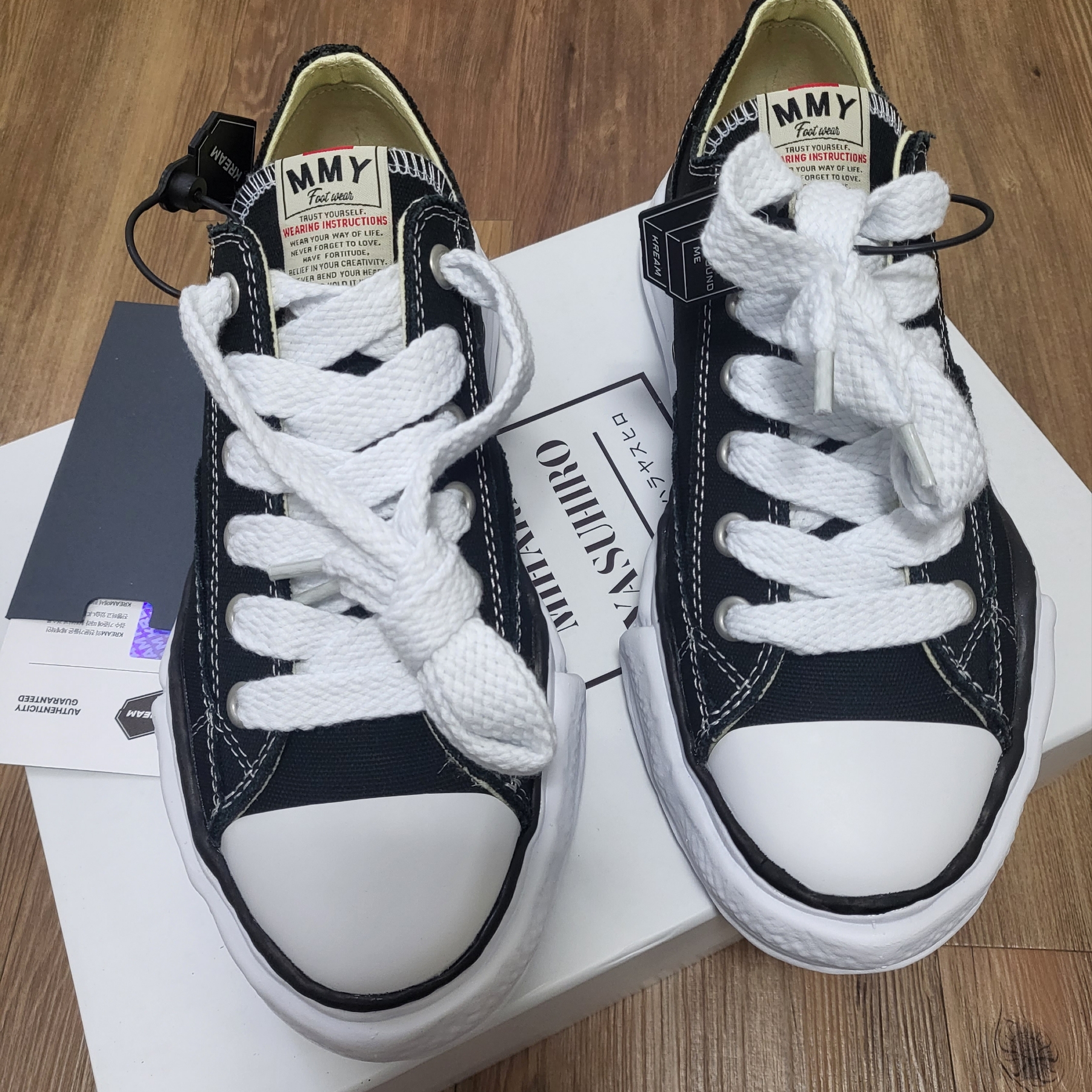 Maison Mihara Yasuhiro Peterson OG Sole Canvas Low Sneakers Black 착용 스타일 - 3