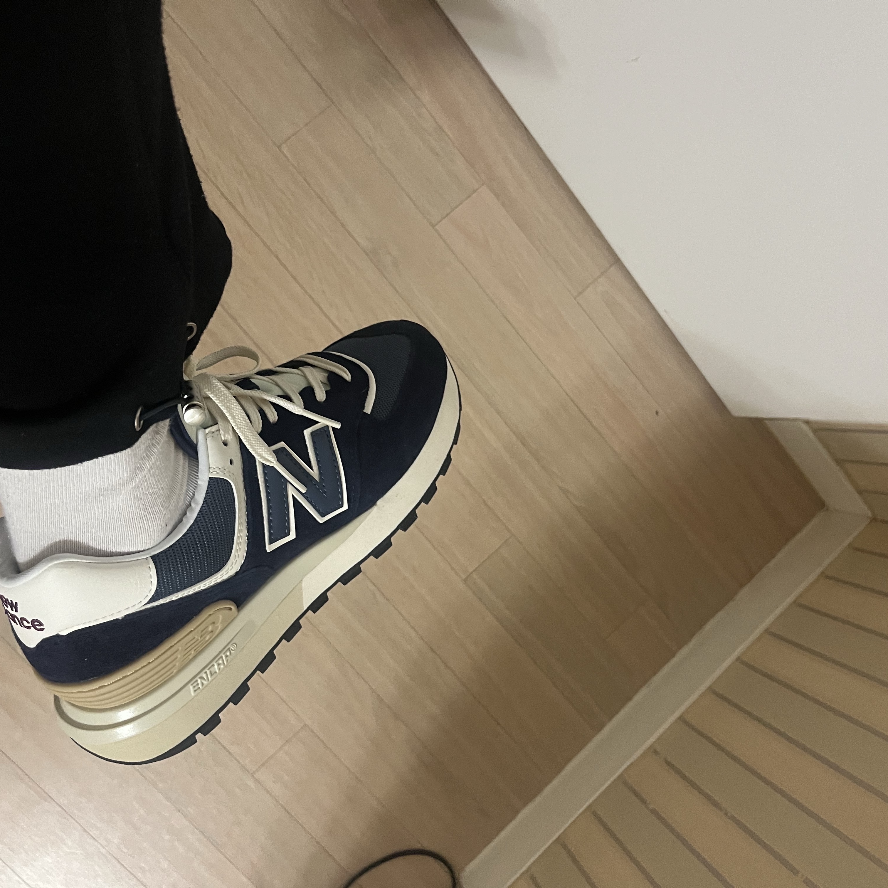 New Balance 574 Legacy Navy 착용 스타일