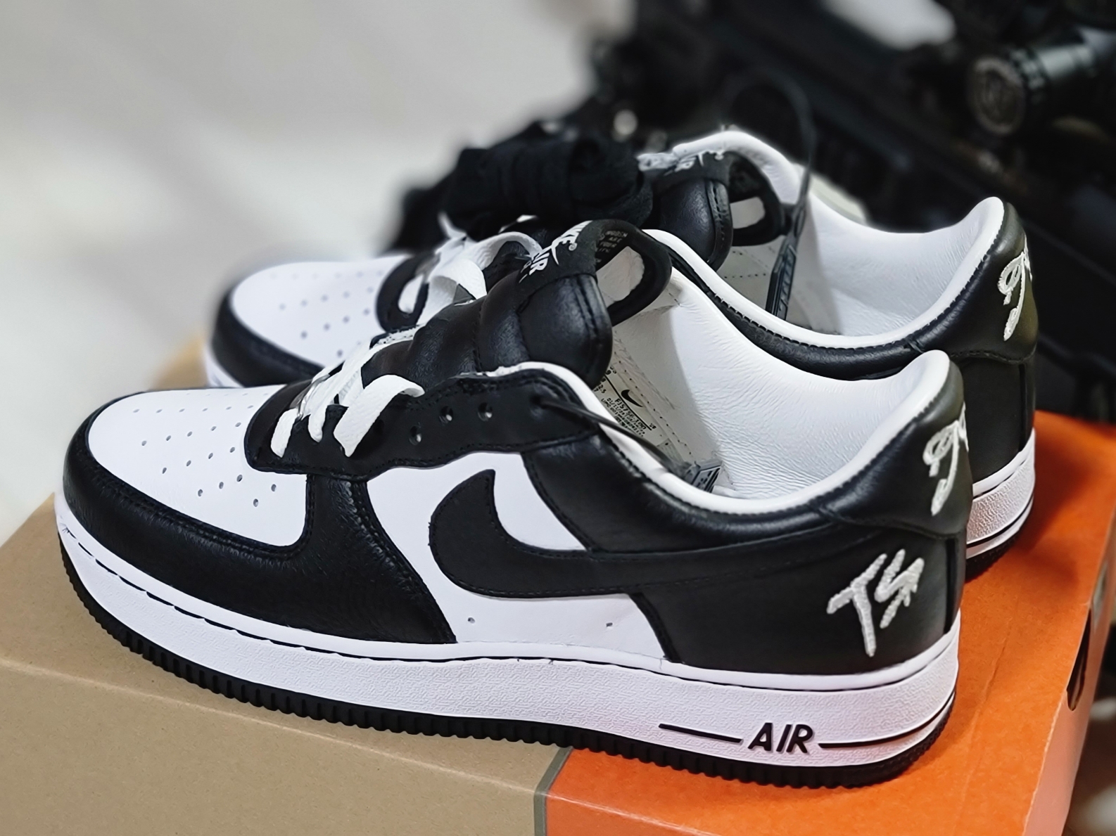 Nike x Terror Squad Air Force 1 Low QS Blackout 착용 스타일 - 1