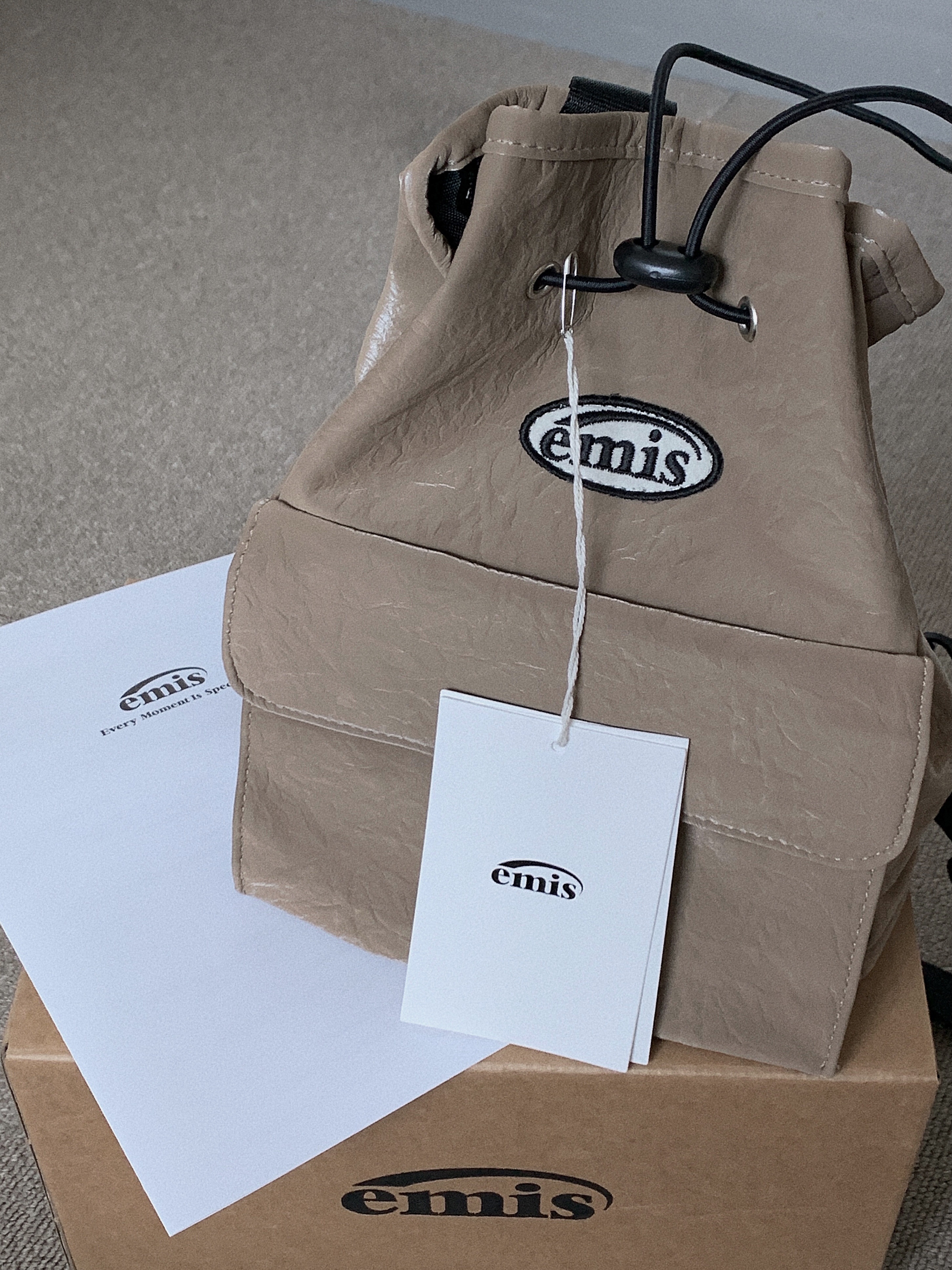 Emis Mini Wappen Pocket Backpack Beige 착용 스타일