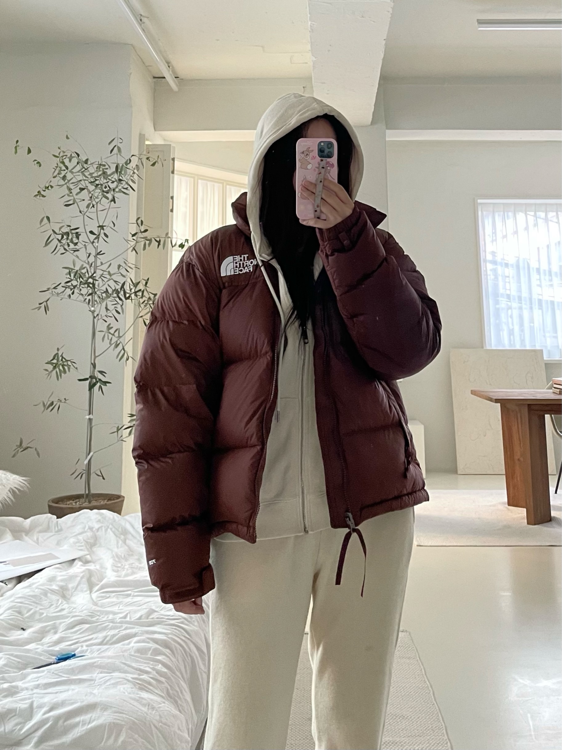 The North Face 1996 Retro Nuptse Jacket Dark Oak 착용 스타일