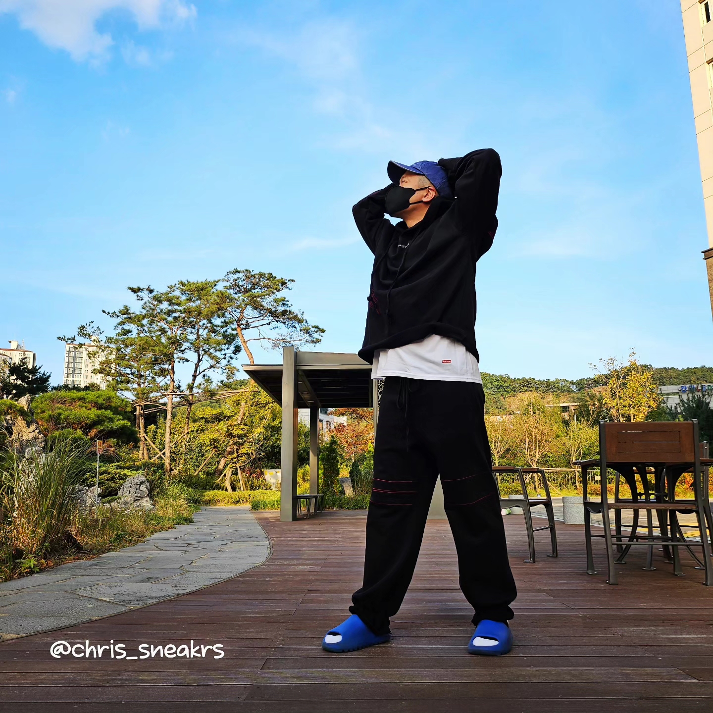 Adidas Yeezy Slide Azure, Supreme Pigment Canvas S Logo 6-Panel Navy - 23SS 착용 스타일 - 3