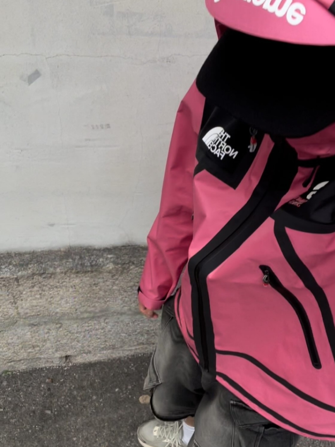 Supreme x The North Face Summit Series Outer Tape Seam Jacket Pink - 21SS, Asics x I4P Gel-1130 Glacier Grey Mink 착용 스타일