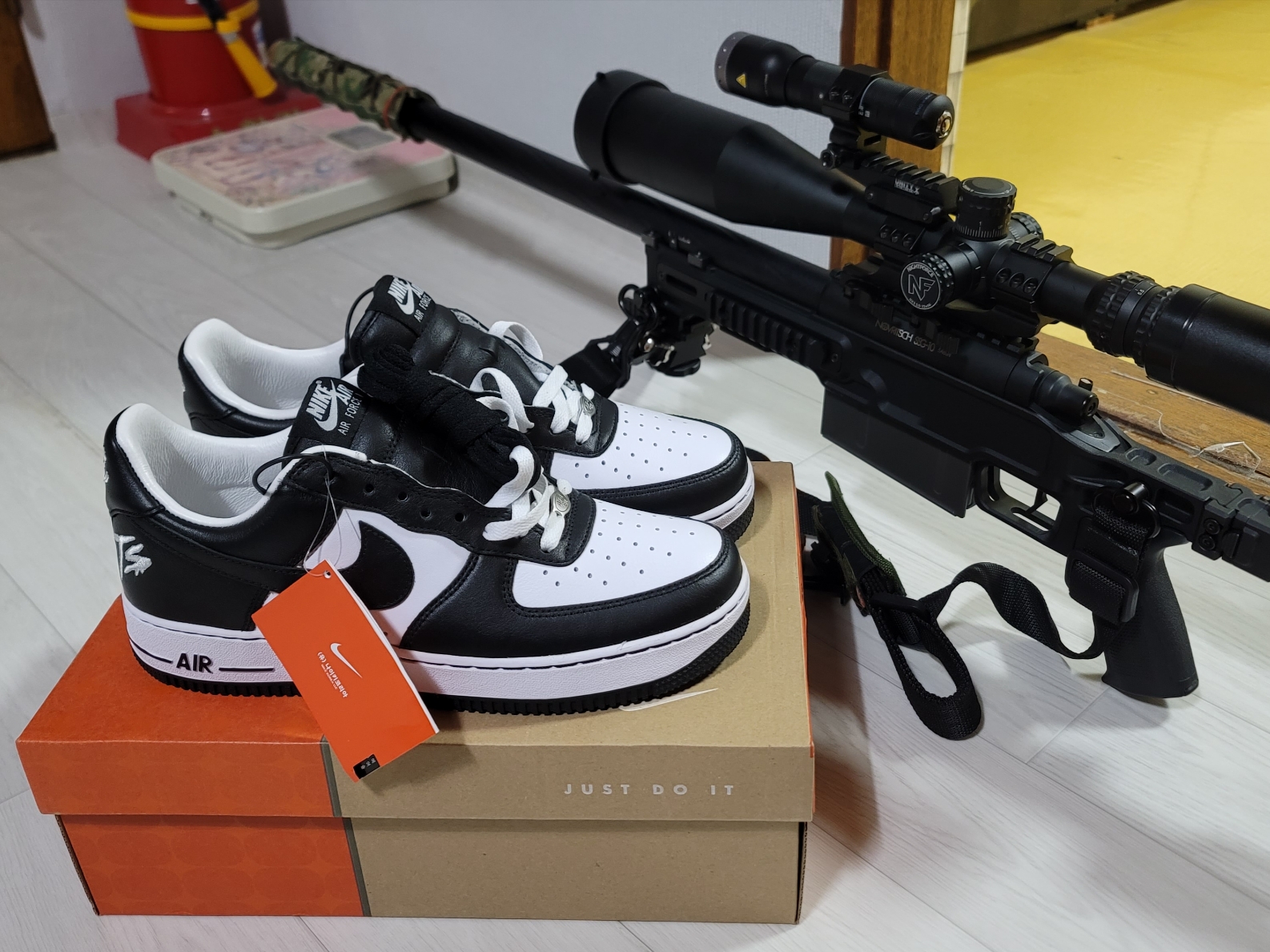 Nike x Terror Squad Air Force 1 Low QS Blackout 착용 스타일 - 2