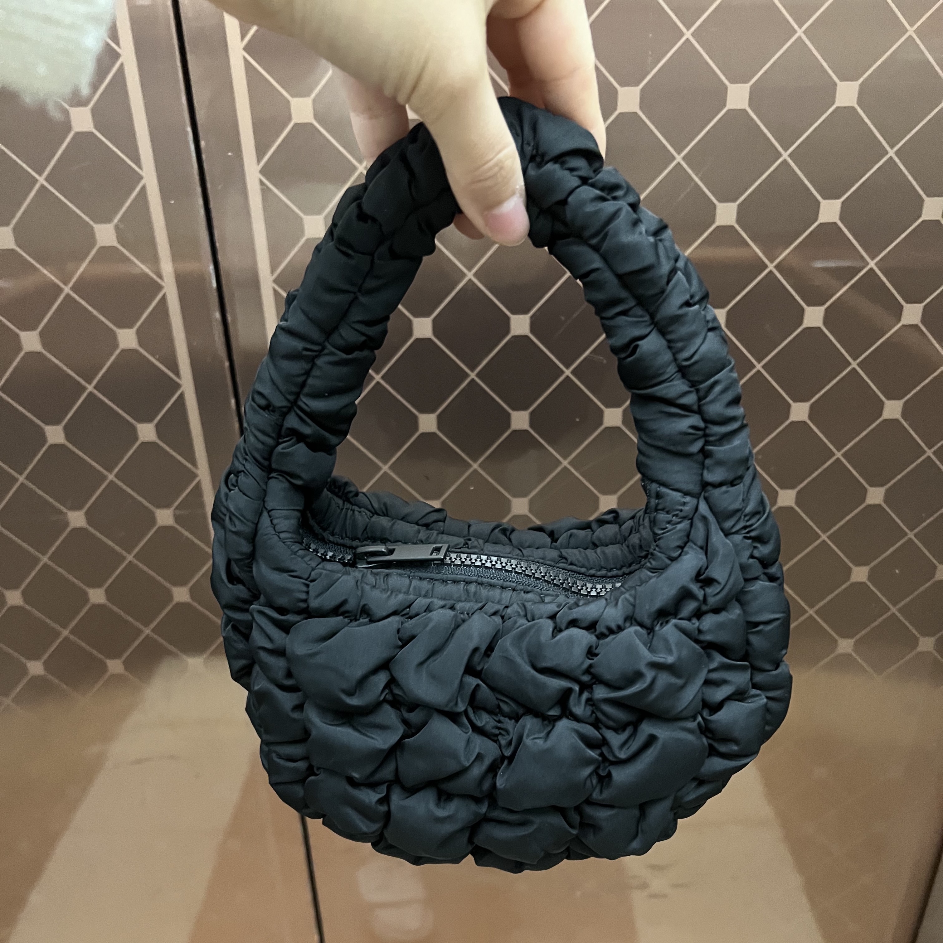 COS Quilted Micro Bag Black 착용 스타일