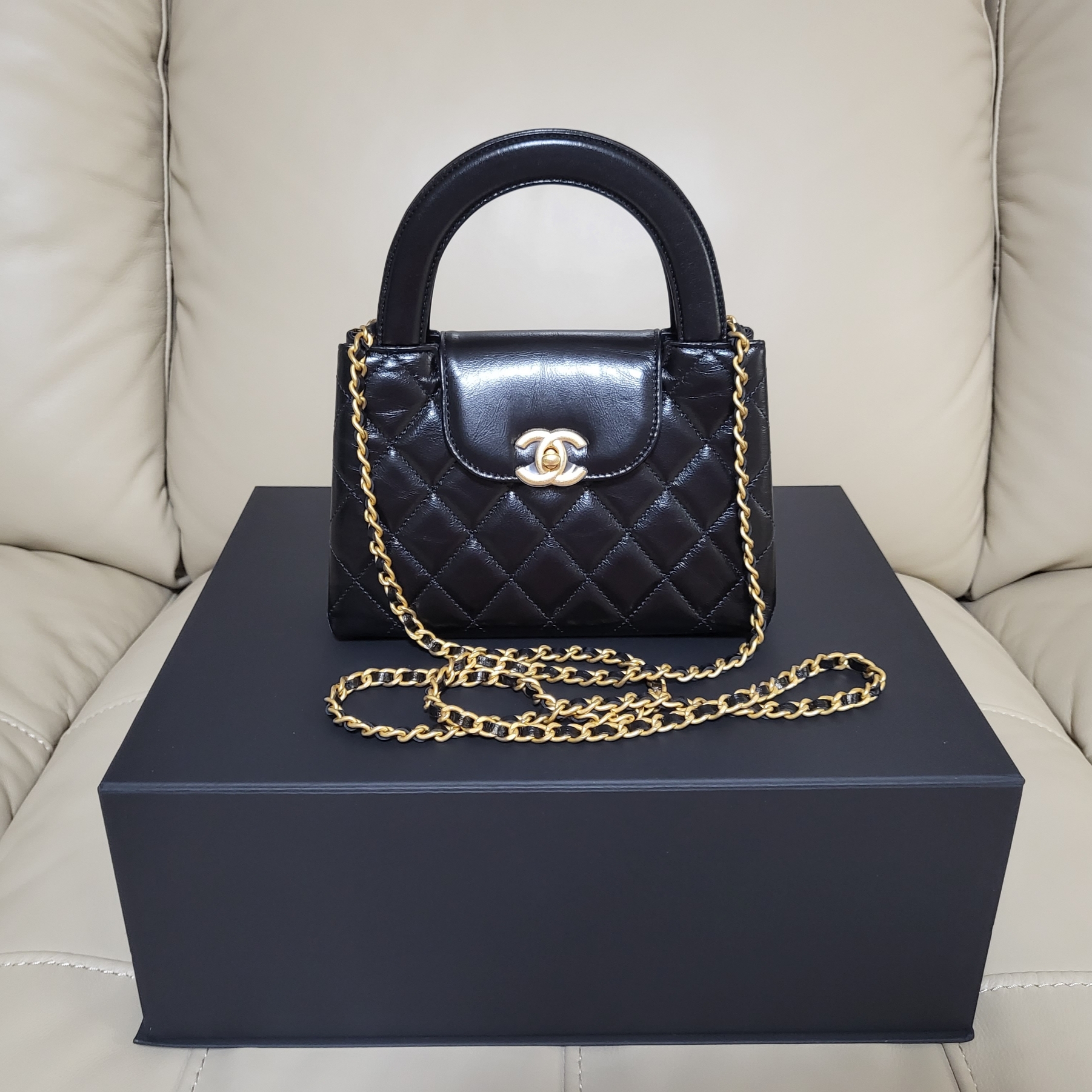Chanel Mini Shopping Bag Shiny Aged Calfskin & Gold Black 착용 스타일 - 1
