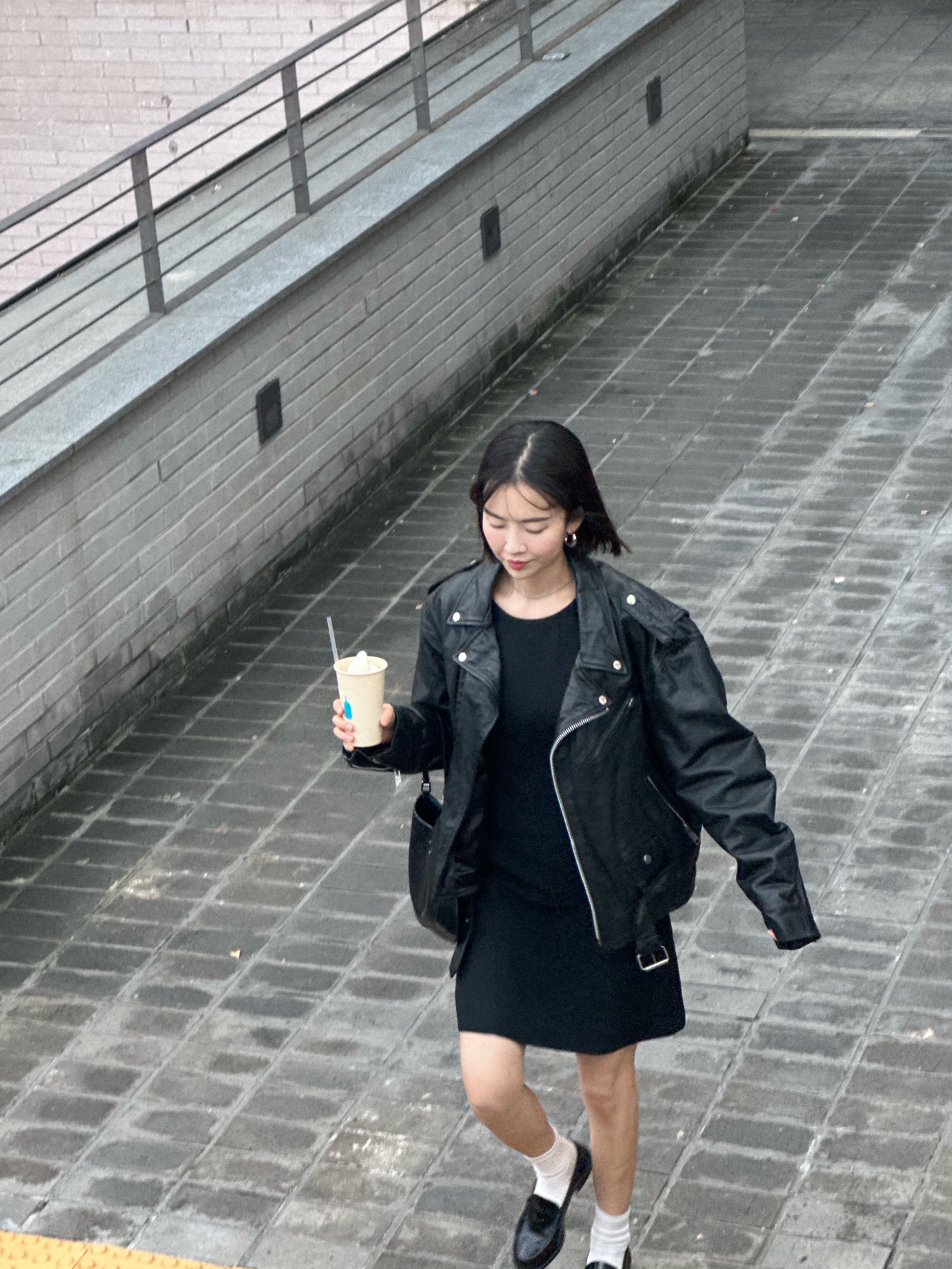 Prada Cleo Brushed Leather Shoulder Bag Black 착용 스타일 - 2