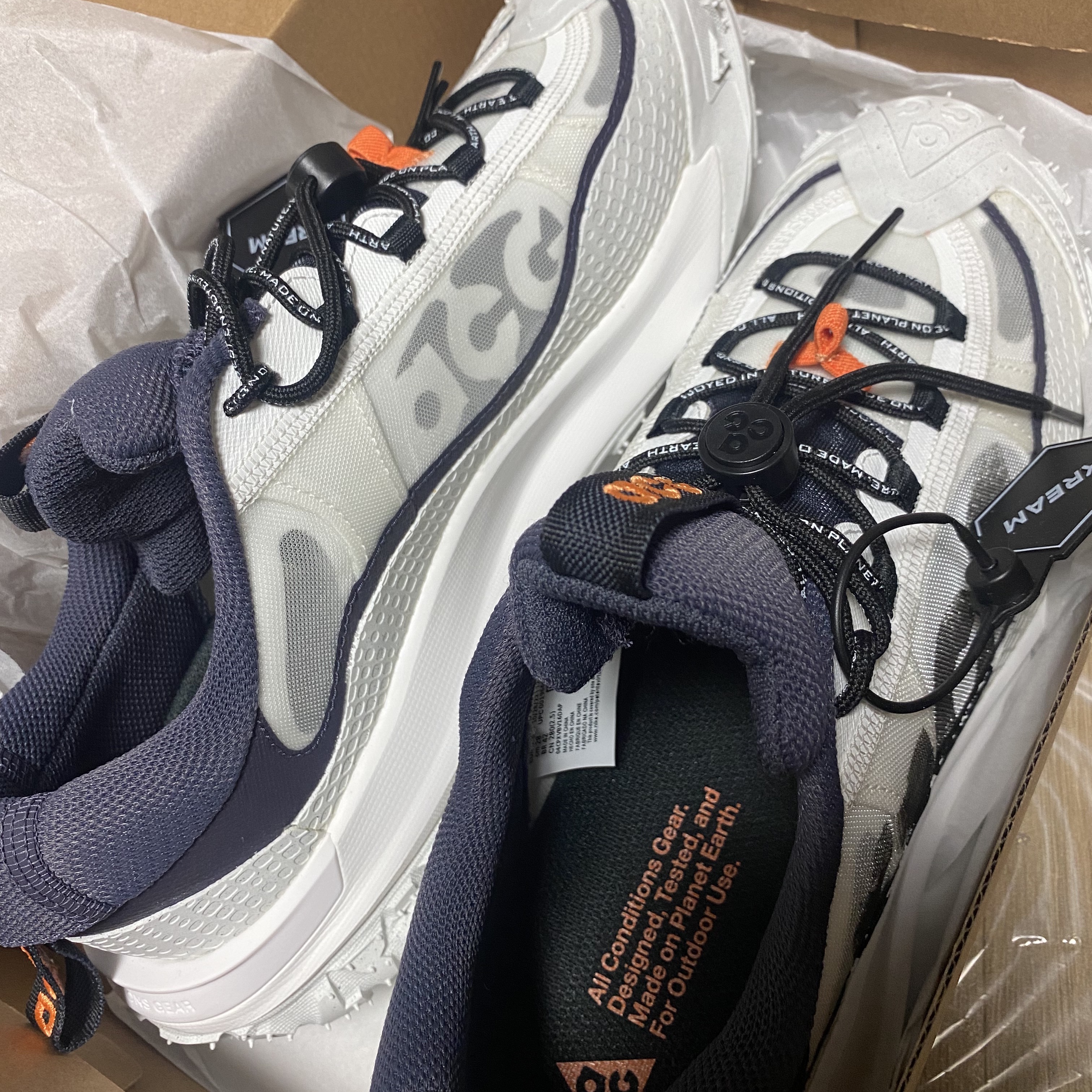 Nike ACG Mountain Fly 2 Low Summit White and Bright Mandarin 착용 스타일