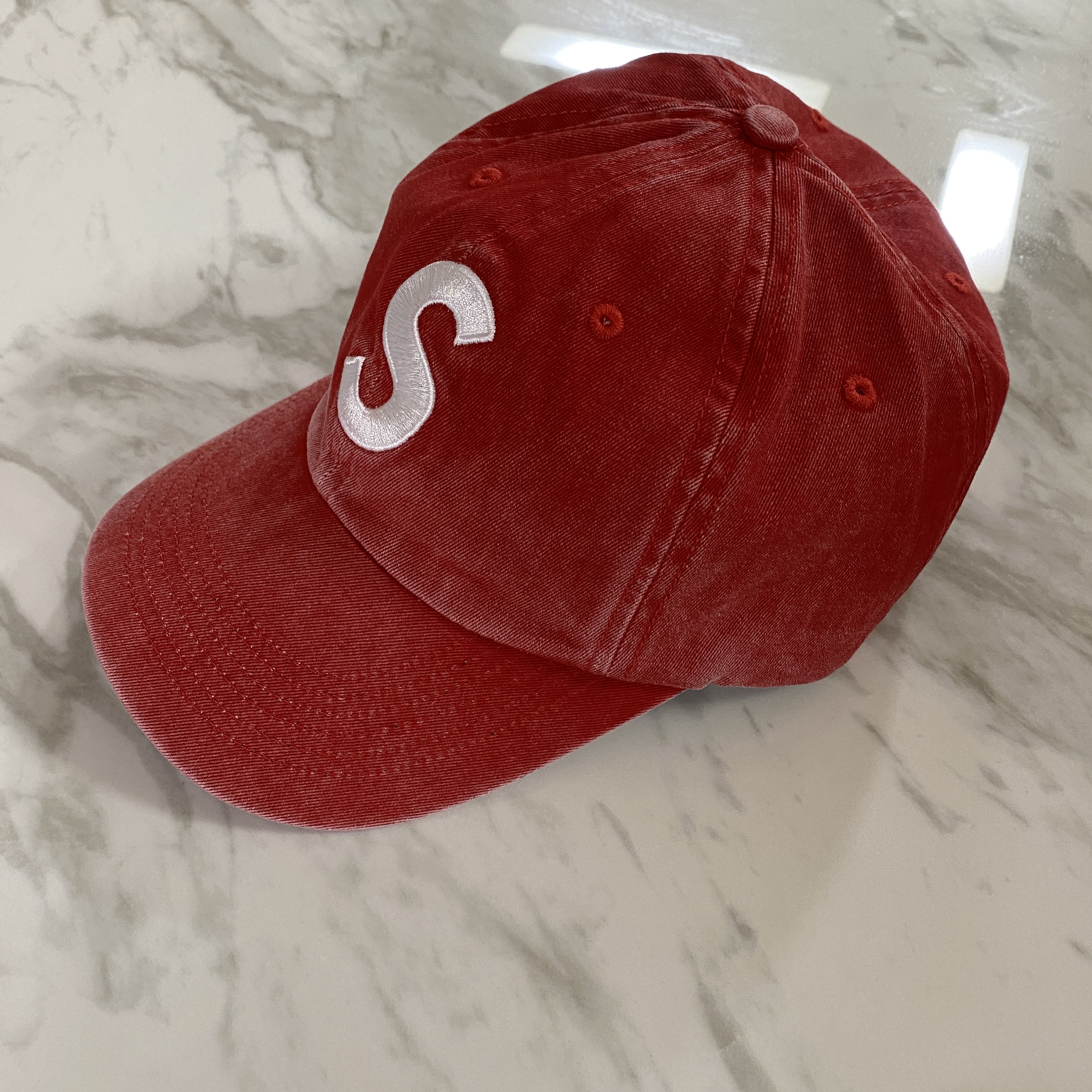 Supreme Pigment Print S Logo 6-Panel Red - 23FW 착용 스타일 - 1