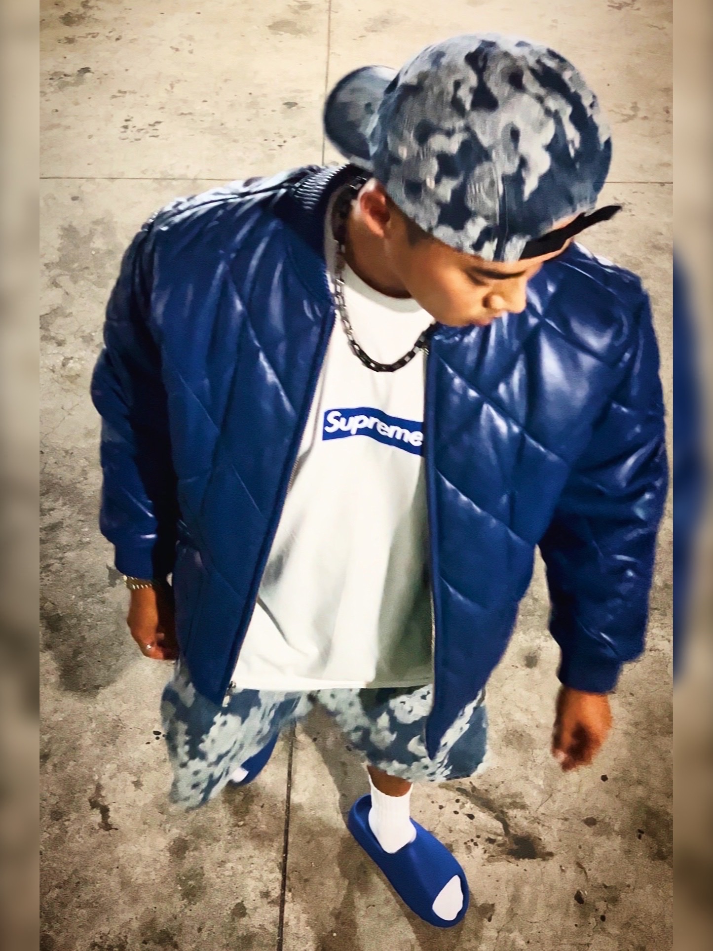 Supreme Flames Jacquard Denim Camp Cap Washed Indigo - 23SS, Supreme Flames Jacquard Baggy Denim Shorts Washed Indigo - 23SS 착용 스타일 - 2