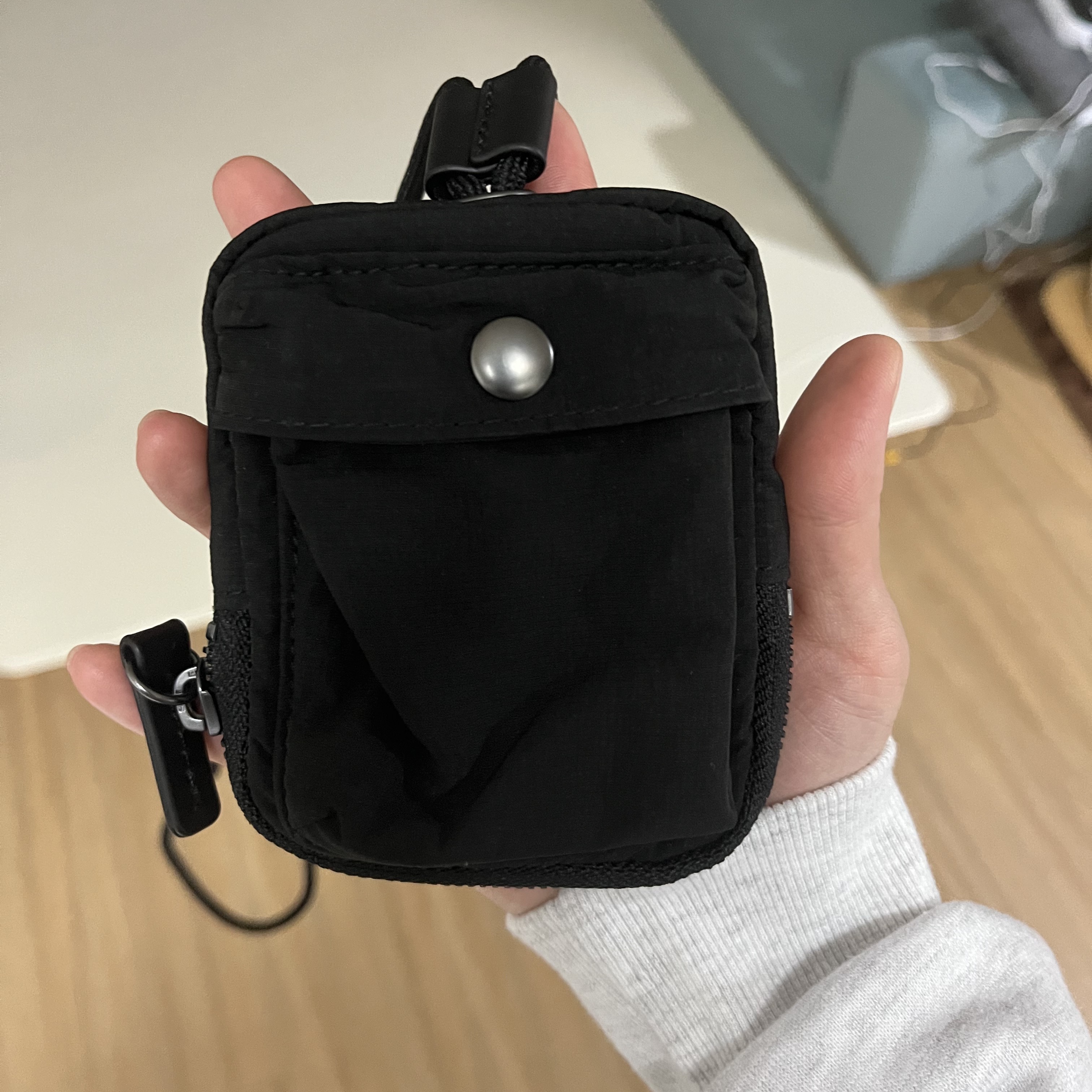 COS Mini Crossbody Pouch Nylon Black 착용 스타일 - 1
