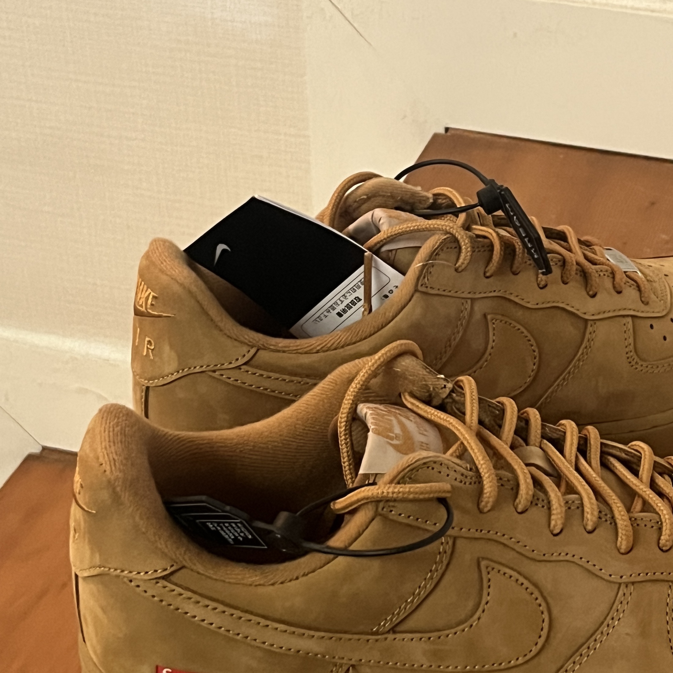 Nike x Supreme Air Force 1 Low Flax 착용 스타일