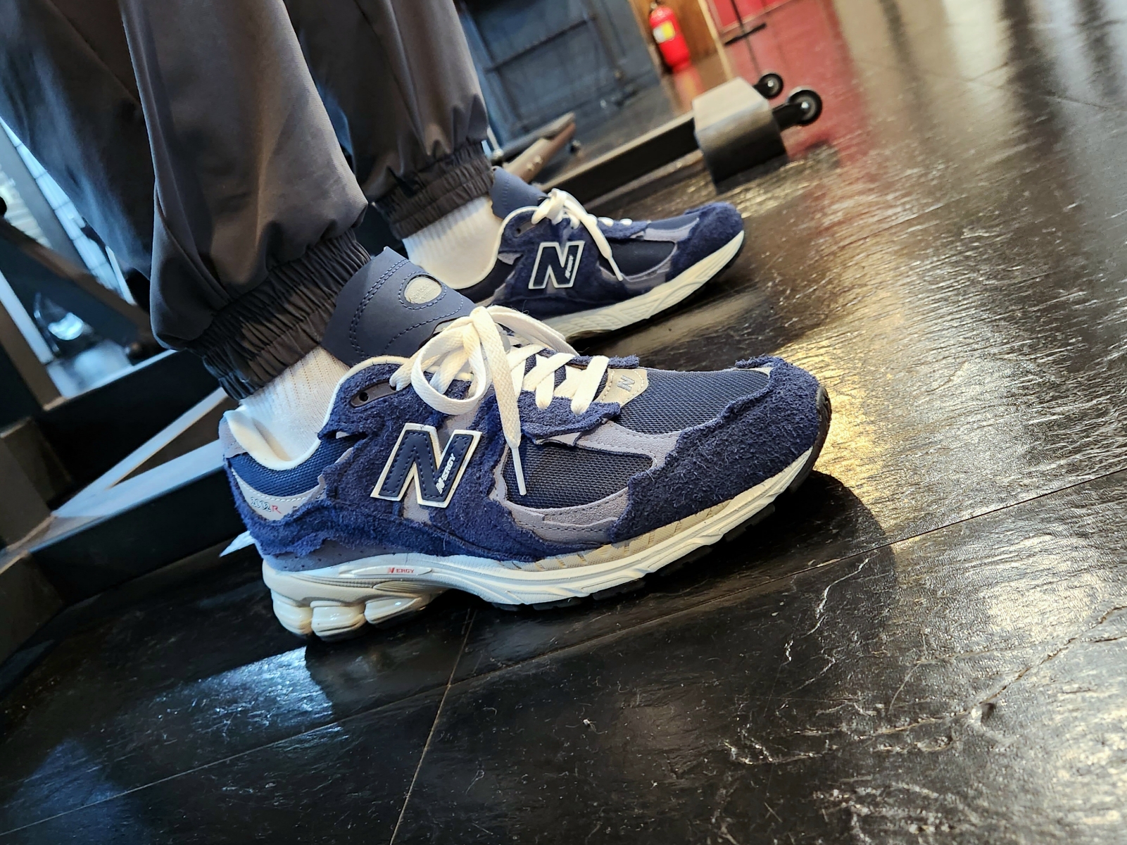New Balance 2002R Protection Pack Navy 착용 스타일