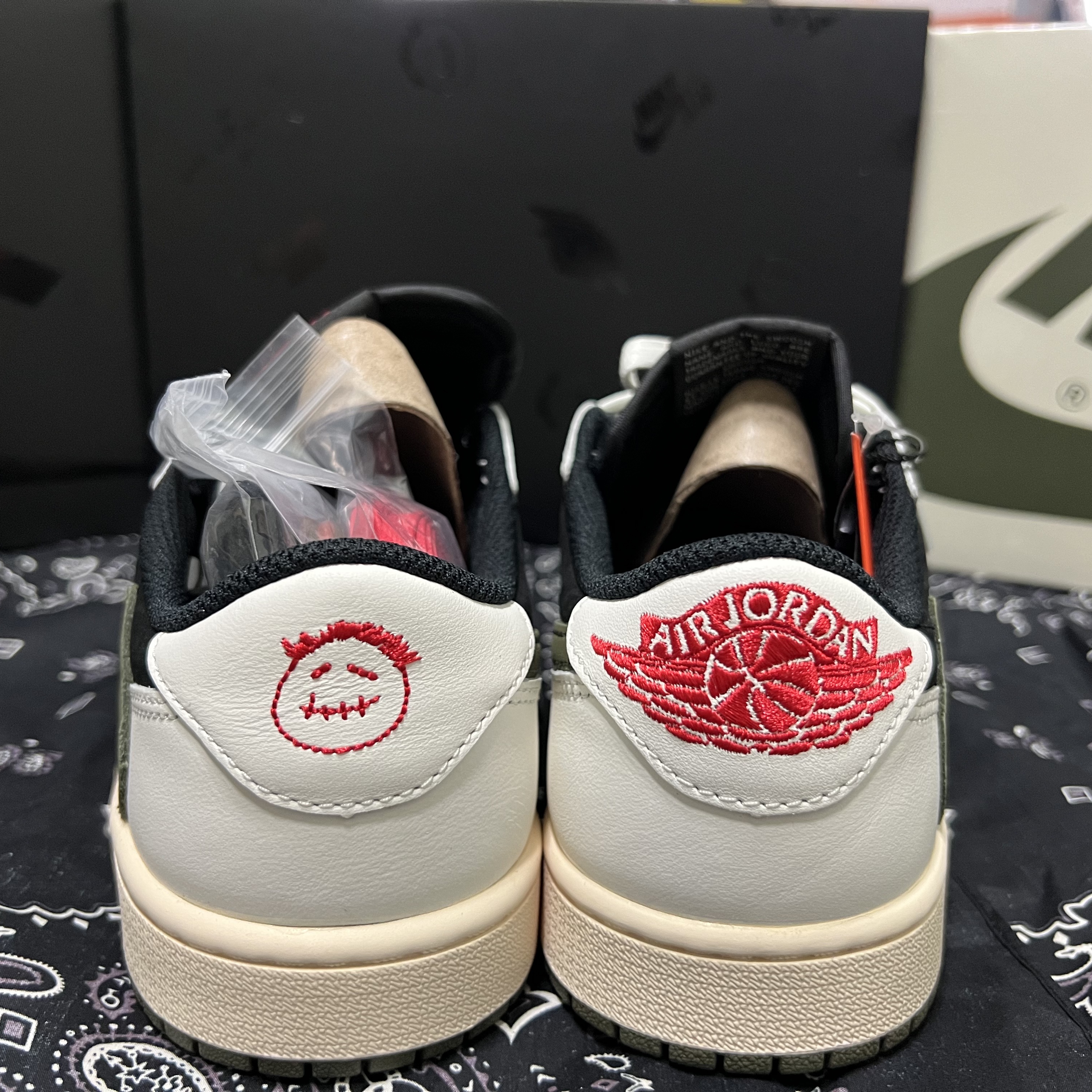 (W) Jordan 1 x Travis Scott Retro Low OG SP Medium Olive 착용 스타일 - 3