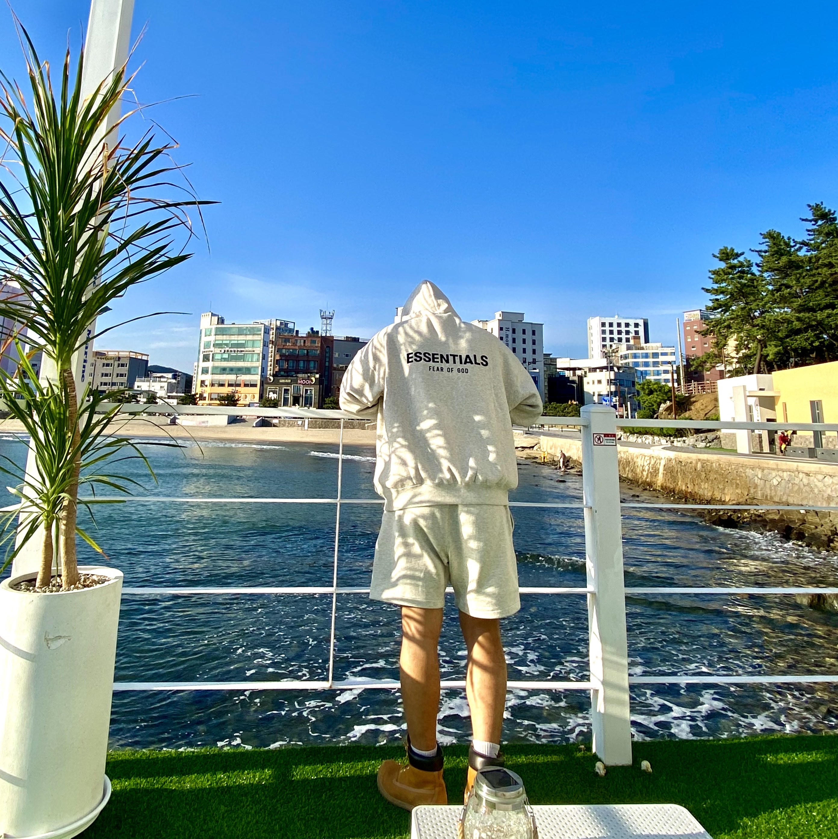 Essentials The Core Collection Hoodie Light Oatmeal, Essentials 1977 Shorts Light Oatmeal - 22SS 착용 스타일 - 1