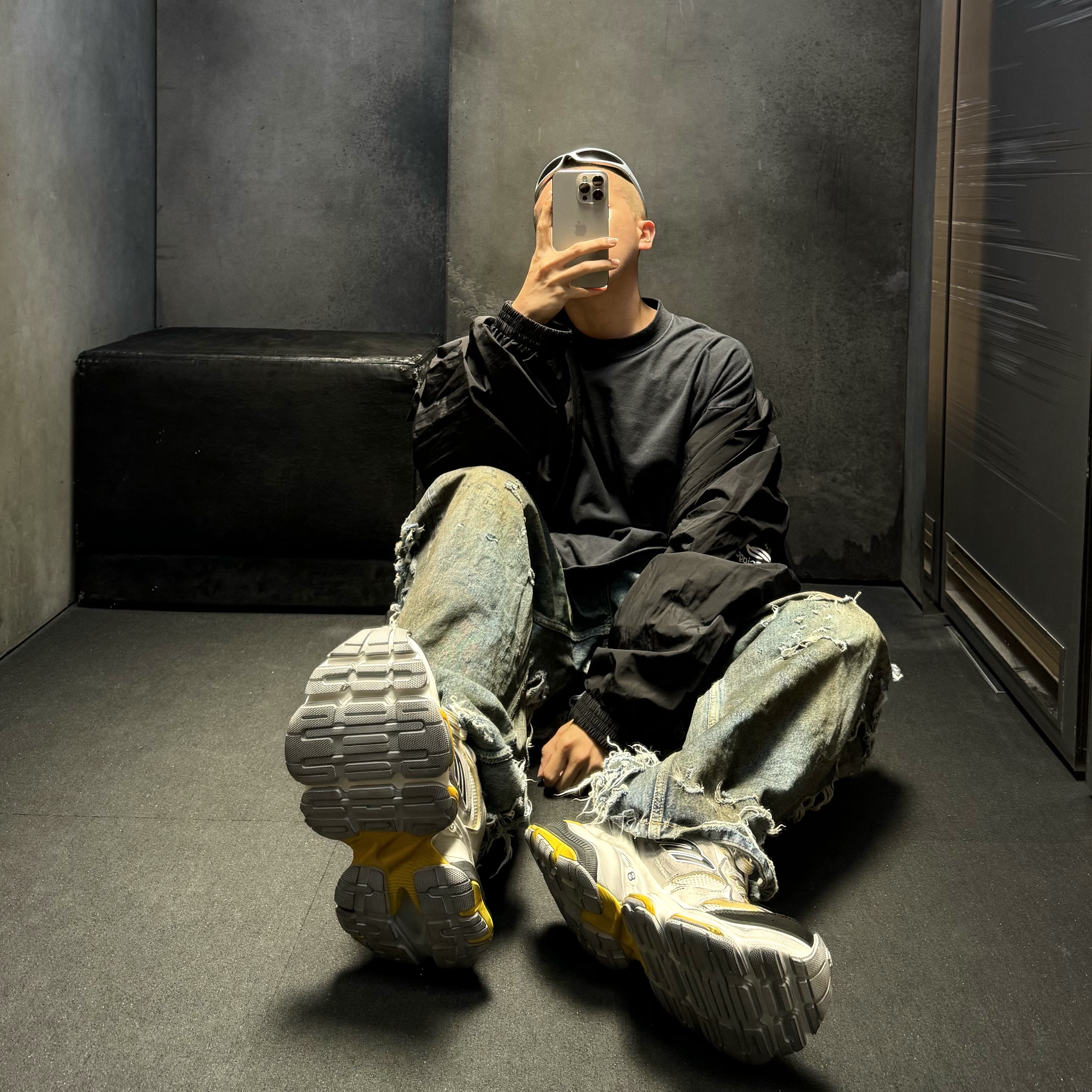 Balenciaga Cargo Sneakers Grey Black Yellow, (W) Balenciaga Cargo Sneakers Grey Black Yellow 착용 스타일 - 1