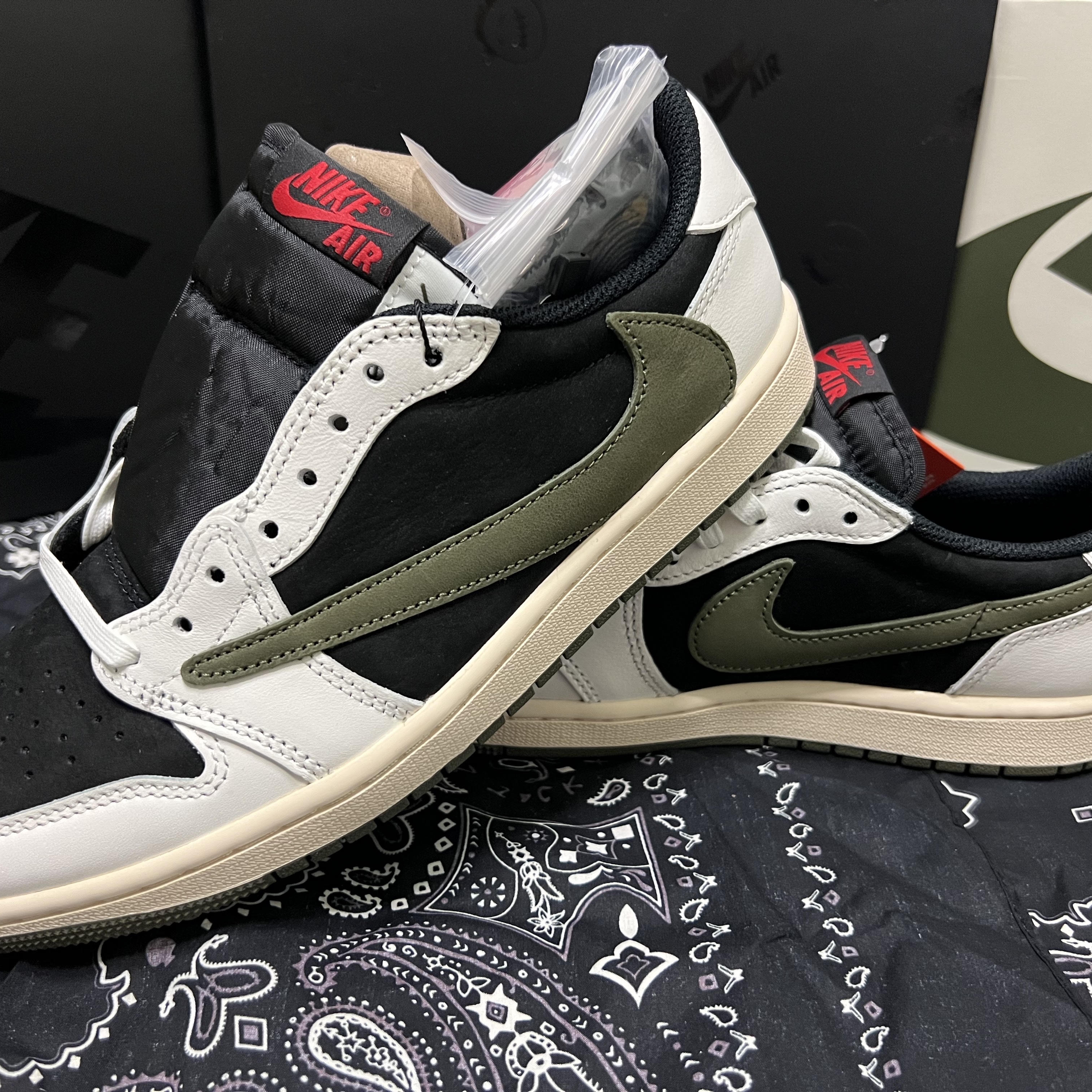 (W) Jordan 1 x Travis Scott Retro Low OG SP Medium Olive 착용 스타일 - 2