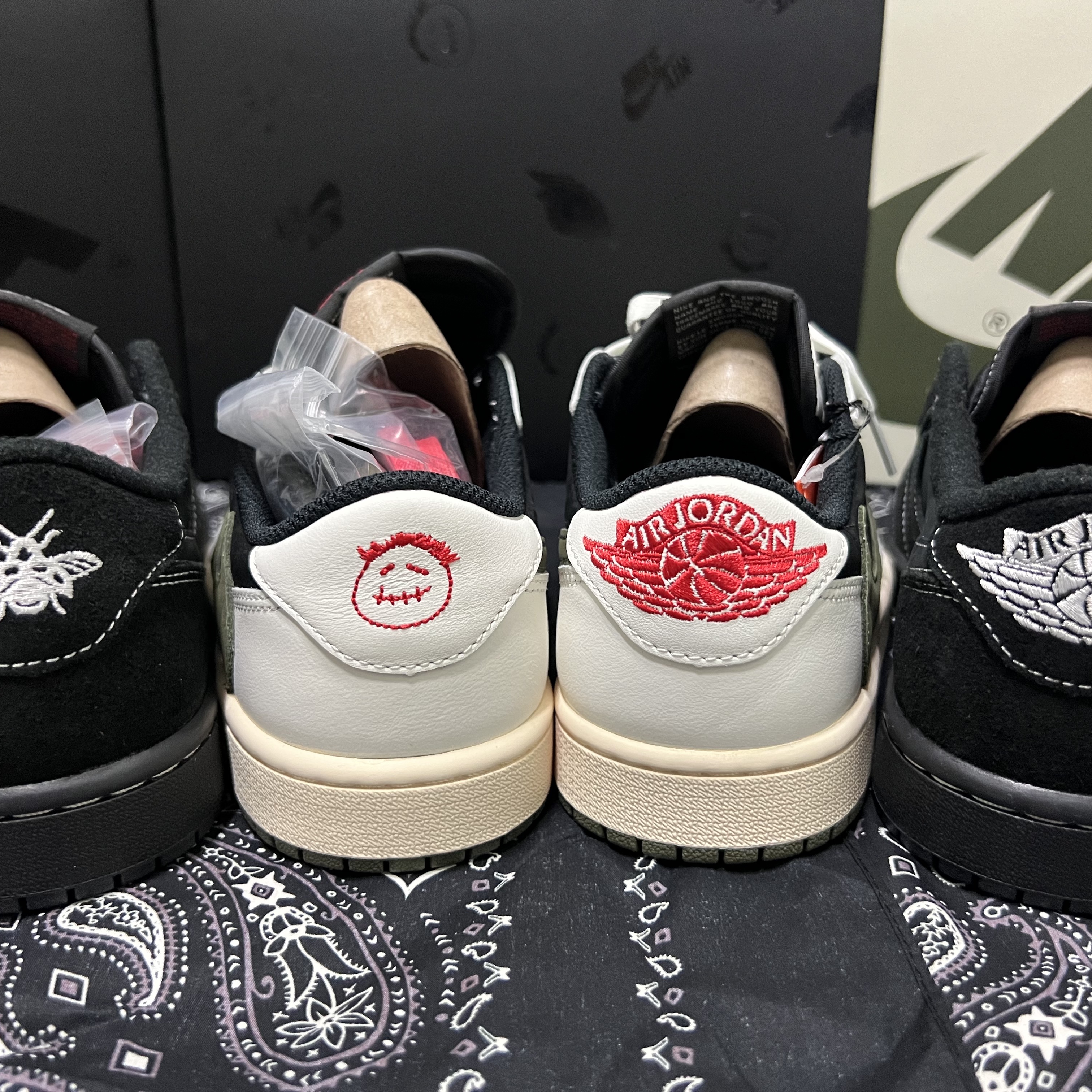 (W) Jordan 1 x Travis Scott Retro Low OG SP Medium Olive, Jordan 1 x Travis Scott Retro Low OG SP Black Phantom 착용 스타일 - 2