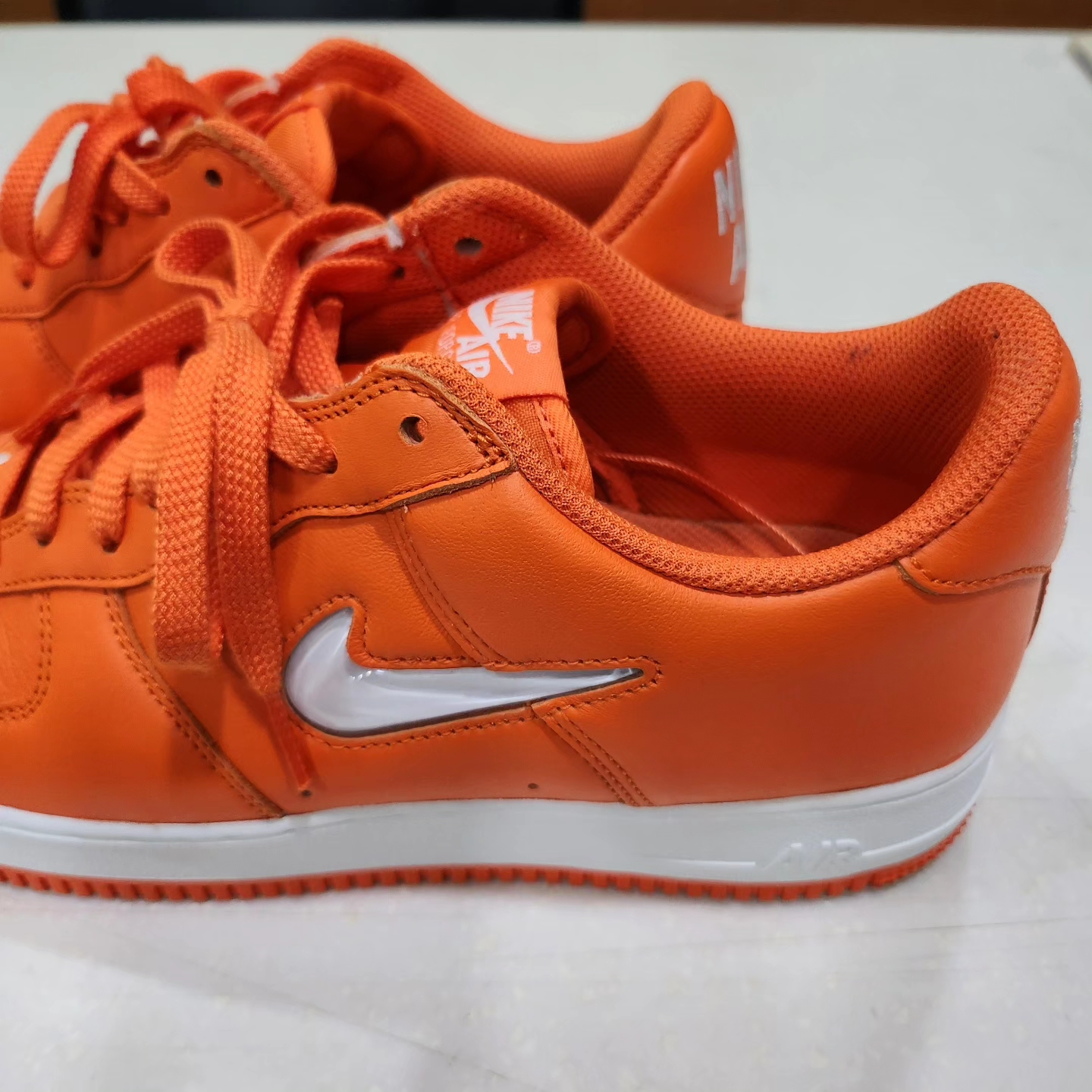 Nike Air Force 1 Low Retro Color of The Month Safety Orange 착용 스타일 - 2