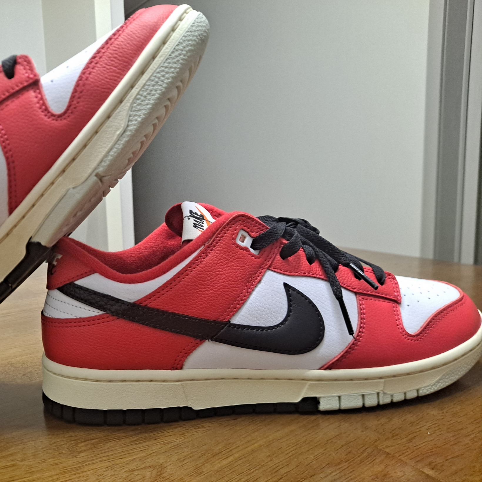 Nike Dunk Low Retro PRM University Red Black 착용 스타일