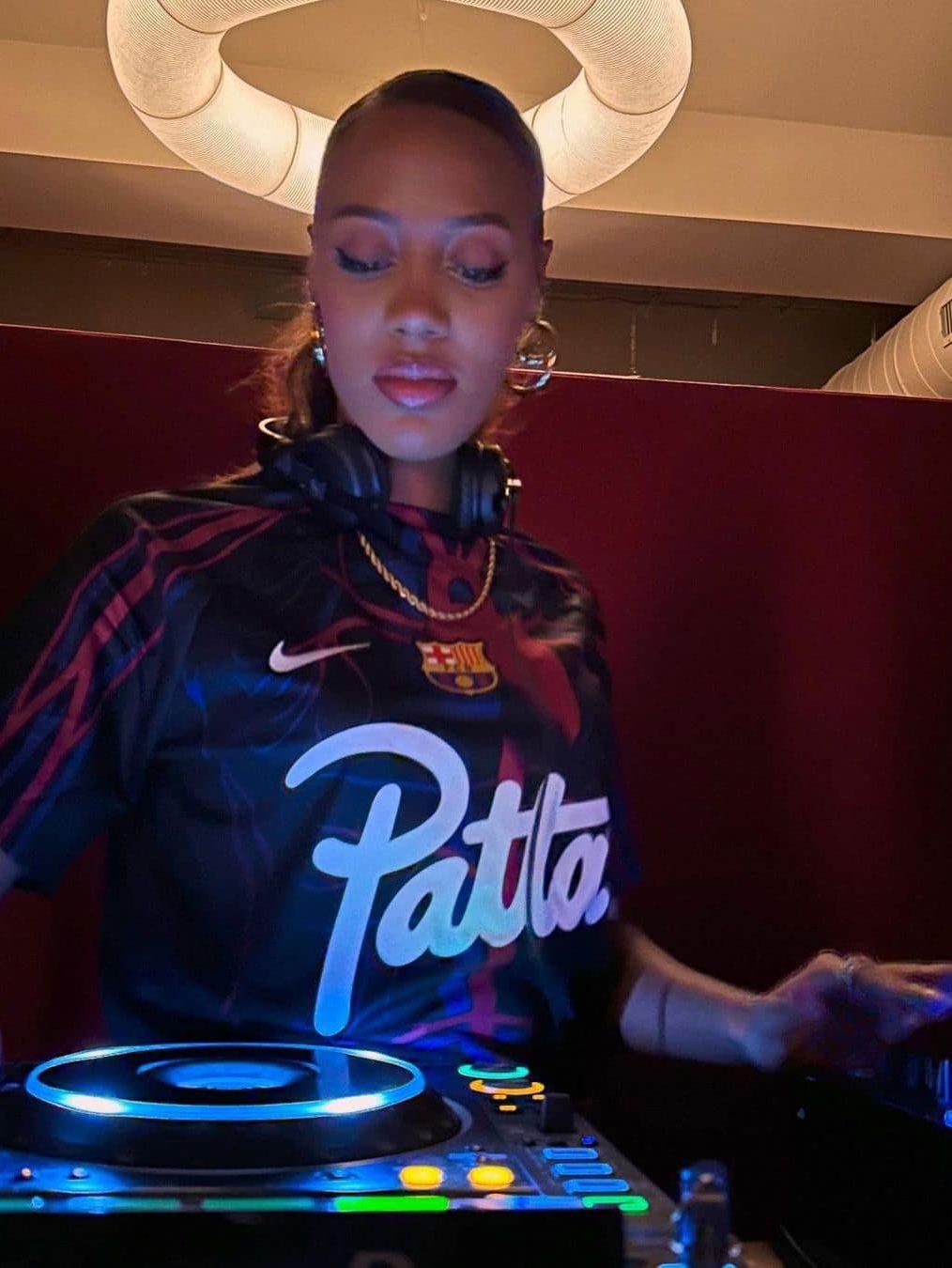Nike x Patta x FC Barcelona Academy Pro Dri-Fit Short Sleeve Soccer Top Culers del Món (FD2372-011), Nike x Patta x FC Barcelona Air Max Plus Culers del Món 착용 스타일 - 8