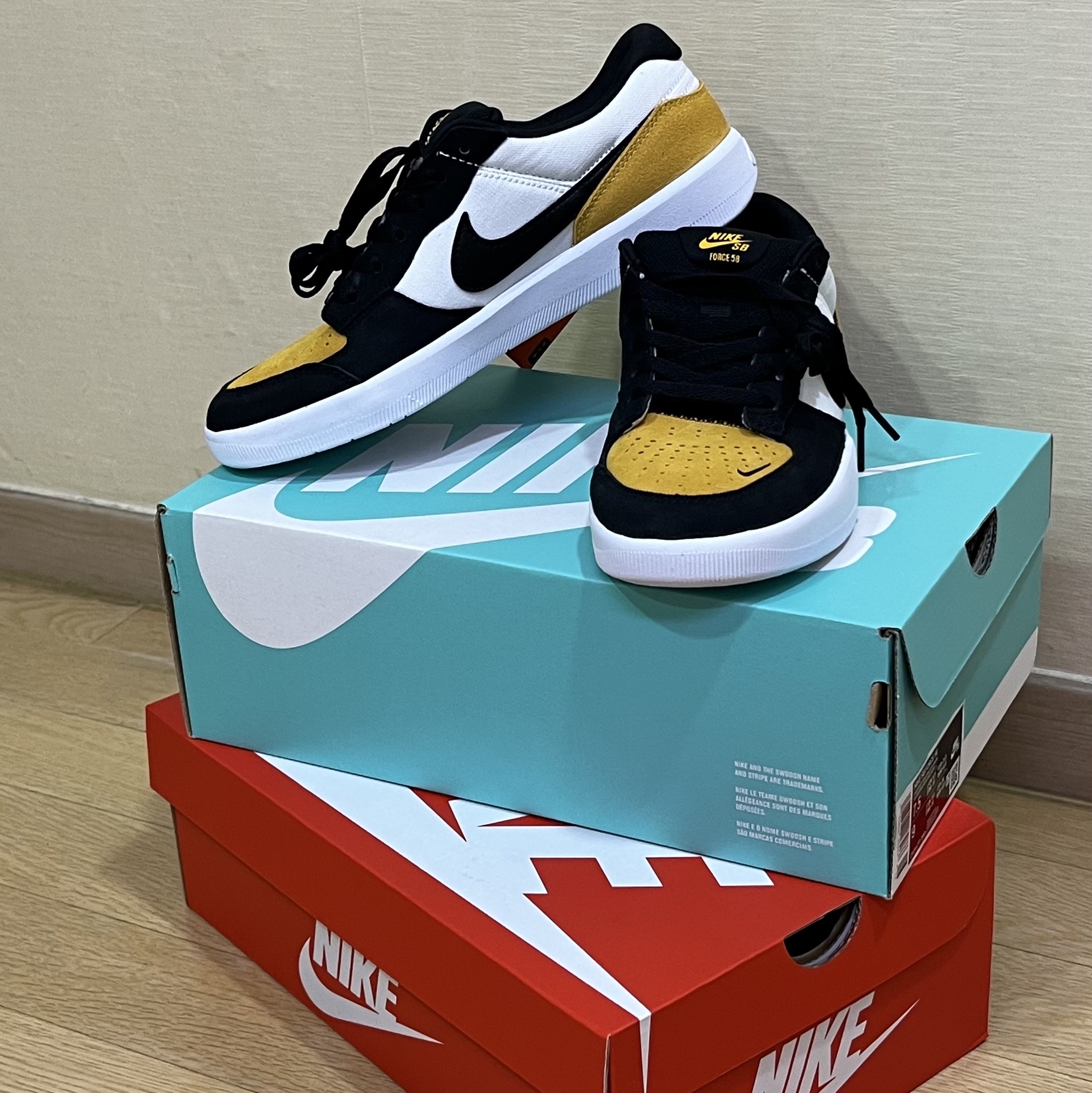 Nike SB Force 58 University Gold Black 착용 스타일 - 1