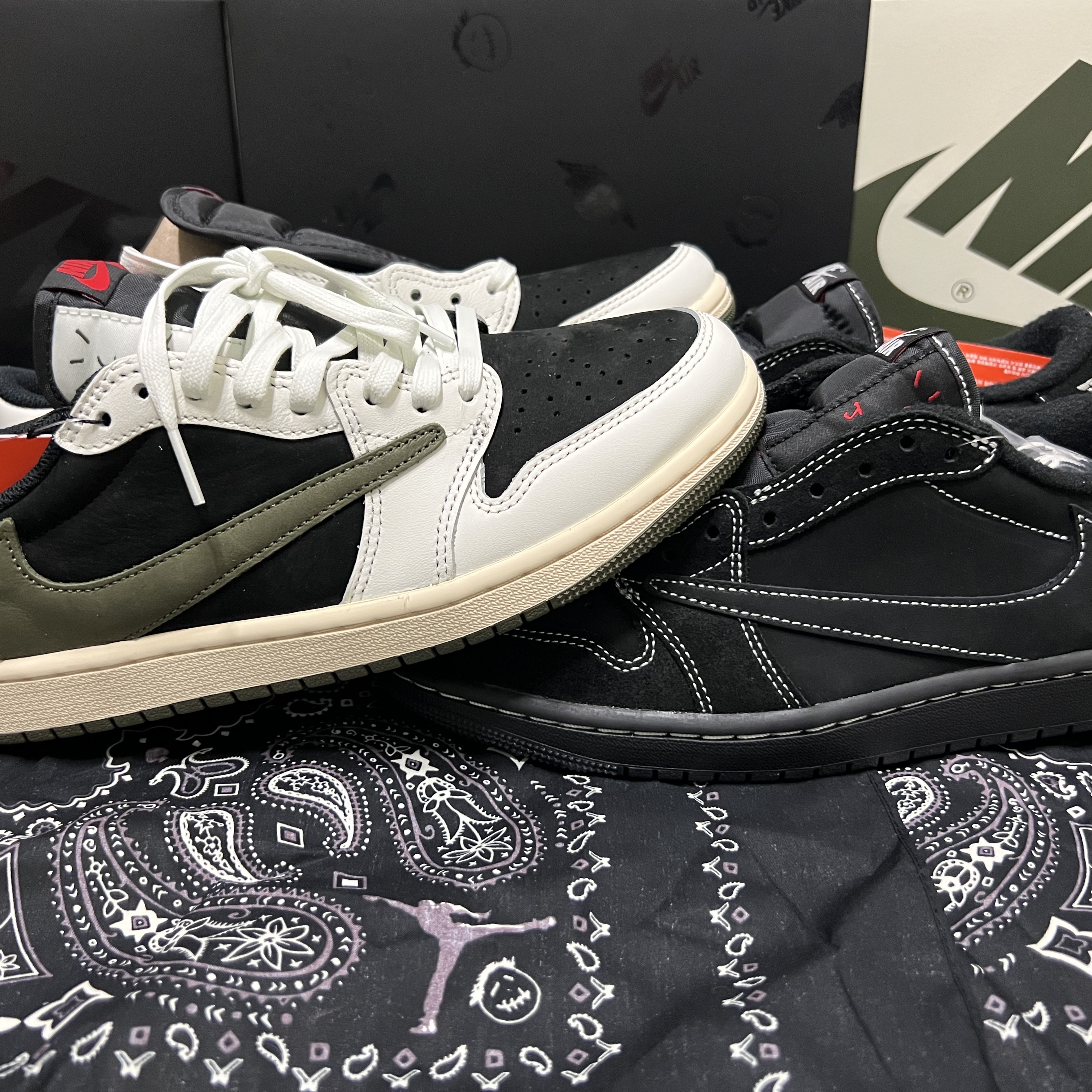(W) Jordan 1 x Travis Scott Retro Low OG SP Medium Olive, Jordan 1 x Travis Scott Retro Low OG SP Black Phantom 착용 스타일 - 3