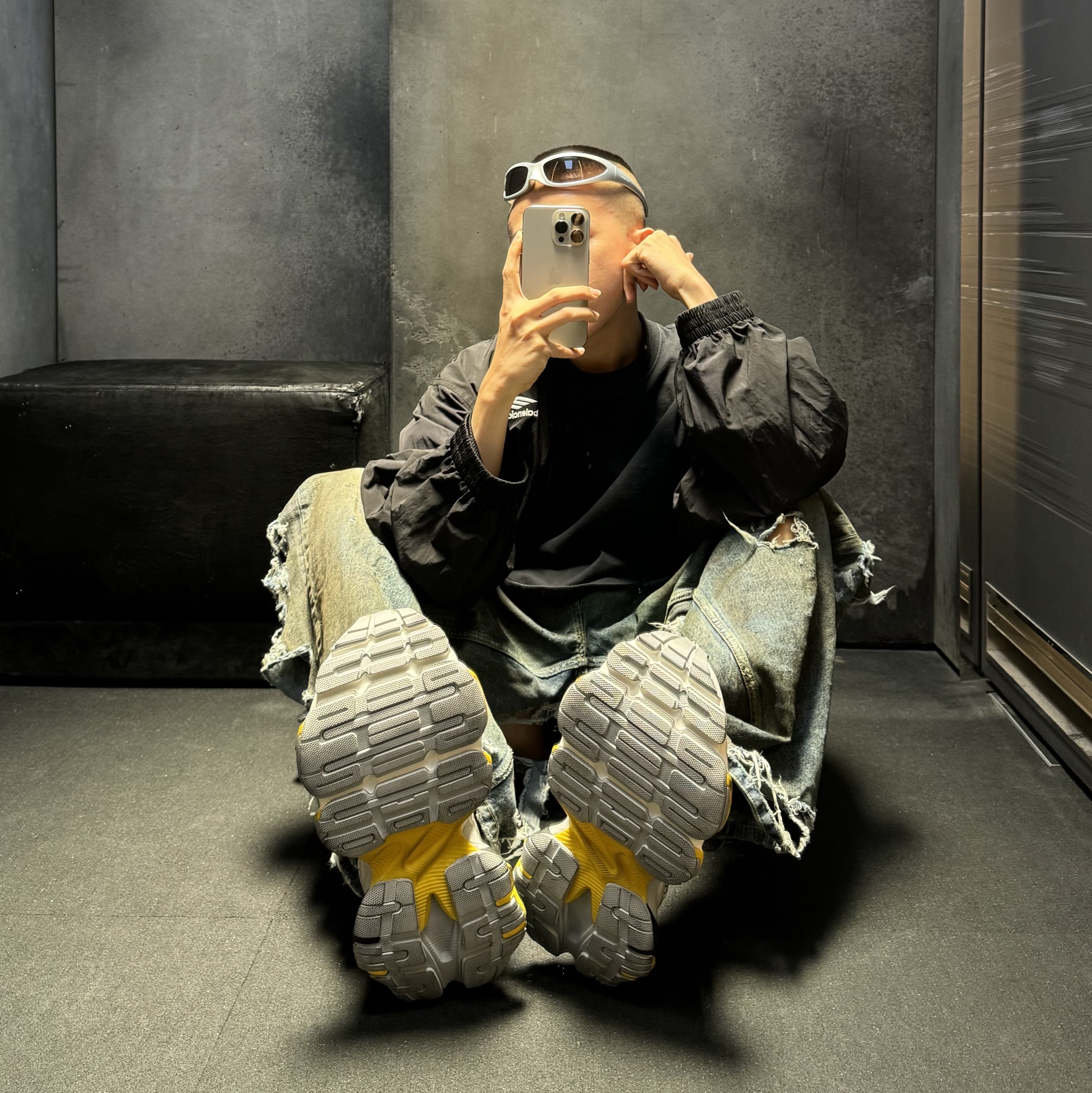 Balenciaga Cargo Sneakers Grey Black Yellow, (W) Balenciaga Cargo Sneakers Grey Black Yellow 착용 스타일 - 4