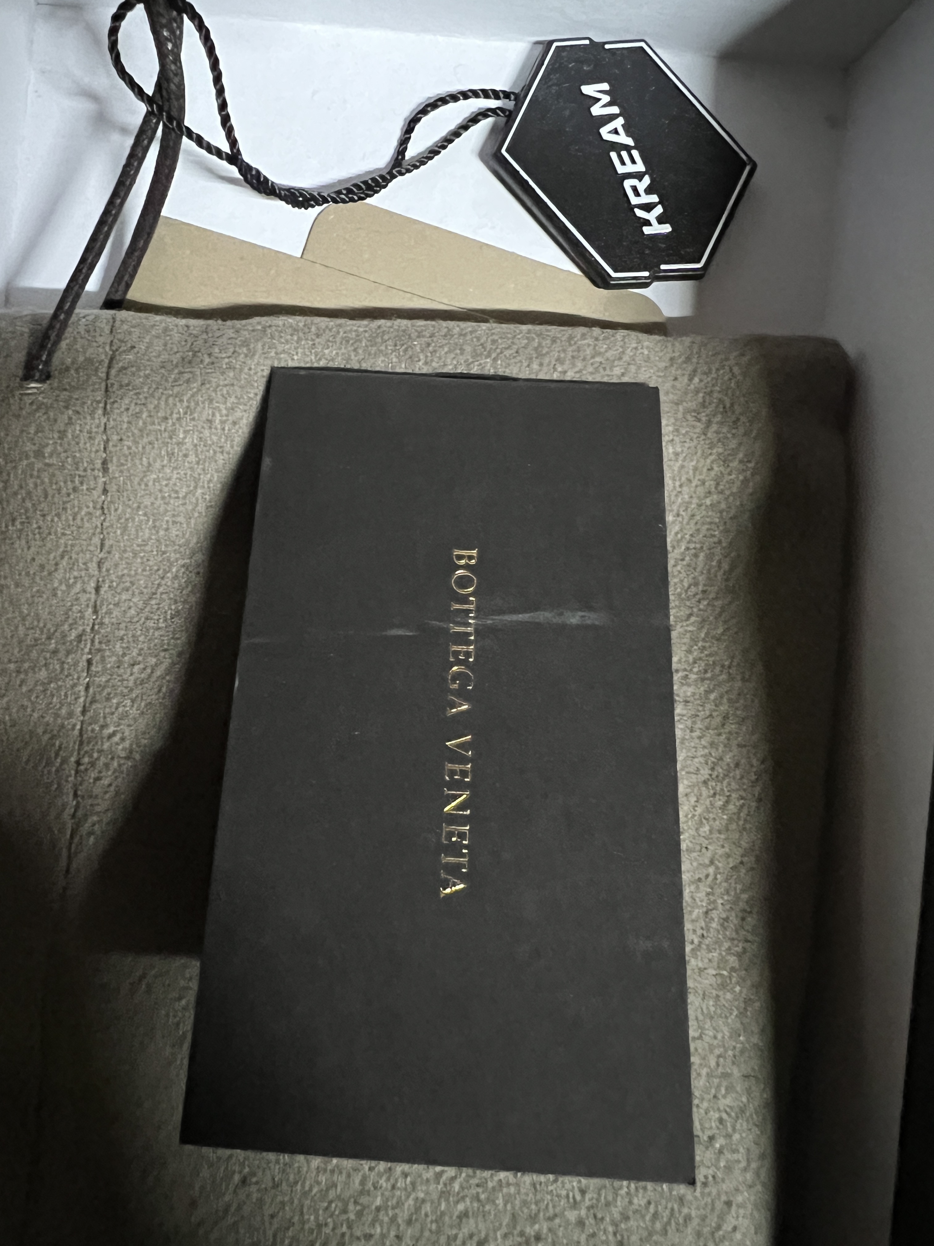 Bottega Veneta Bi-Fold Wallet Black 착용 스타일 - 2