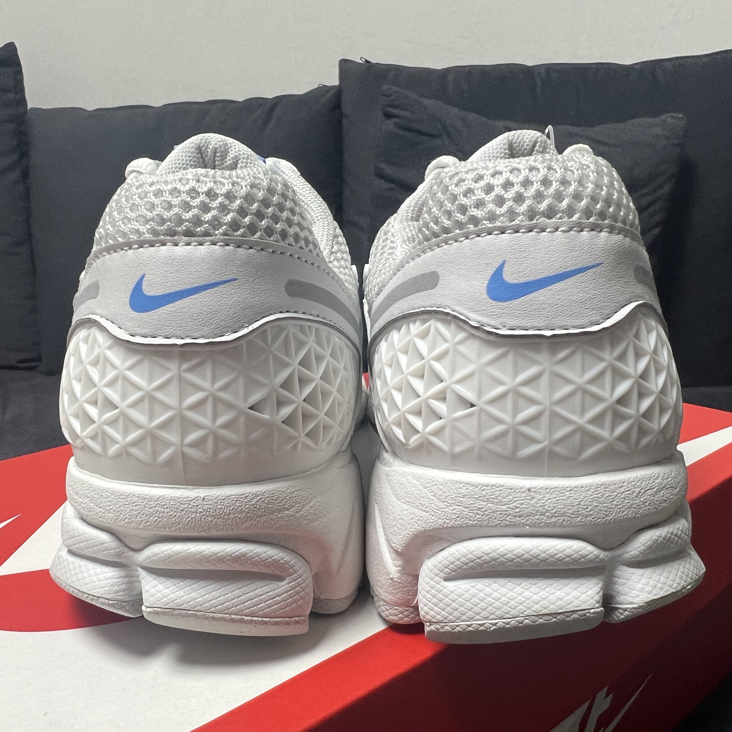 Nike Zoom Vomero 5 Photon Dust and University Blue 착용 스타일 - 3