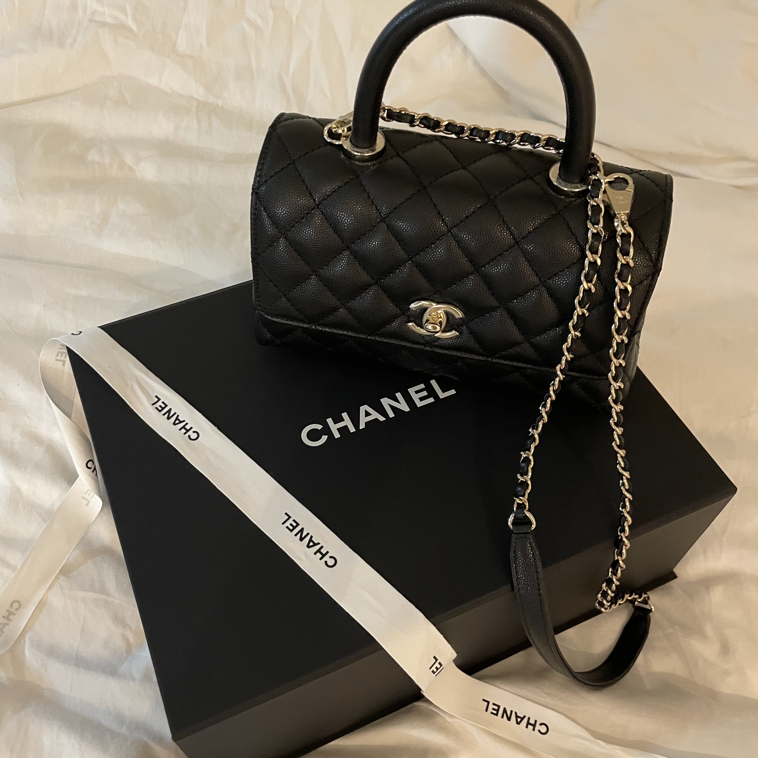 Chanel Medium Flap Bag with Top Handle Grained Calfskin & Gold Black 착용 스타일 - 1