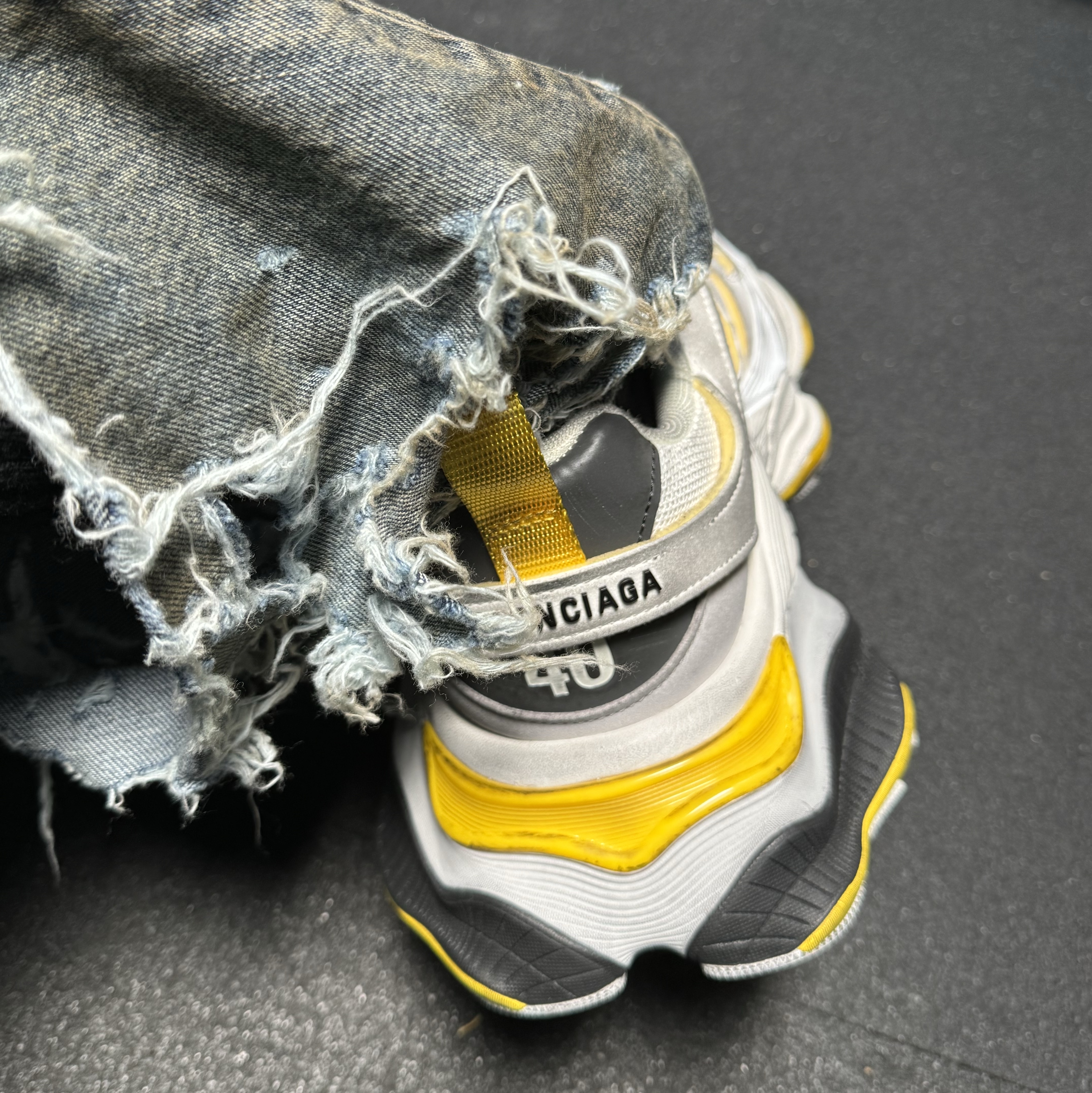 Balenciaga Cargo Sneakers Grey Black Yellow, (W) Balenciaga Cargo Sneakers Grey Black Yellow 착용 스타일 - 2