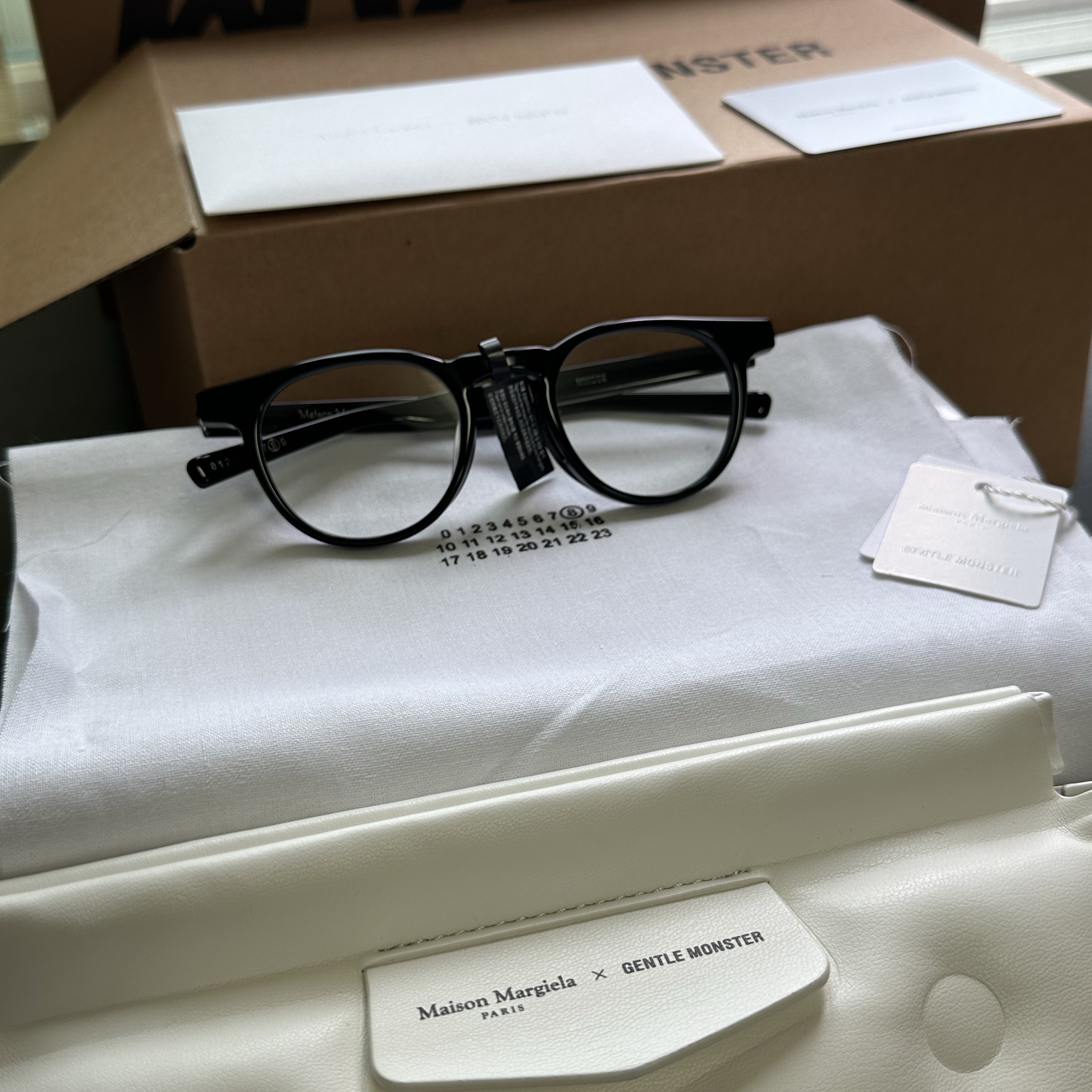 Gentle Monster x Maison Margiela MM009 Clear Black 착용 스타일