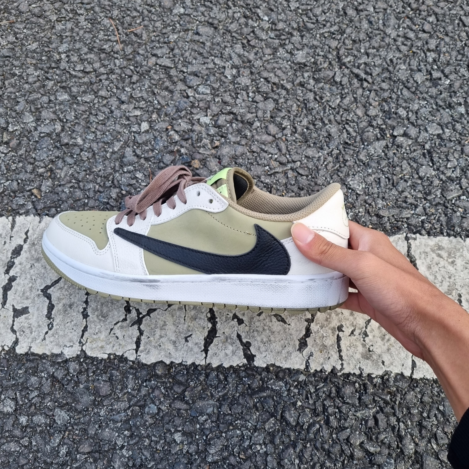 Jordan 1 x Travis Scott Retro Low Golf NRG Neutral Olive 착용 스타일 - 1